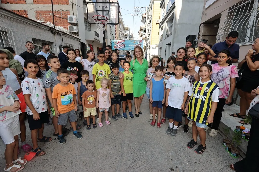 Konak'ta yaz tatili boyunca sokaklar çocuk kahkahalarıyla doldu. Konak Belediyesi'nin düzenlediği Mutlu Çocuklar Sokağı etkinlikleriyle çocuklar hem eğlendi hem de öğrendi.