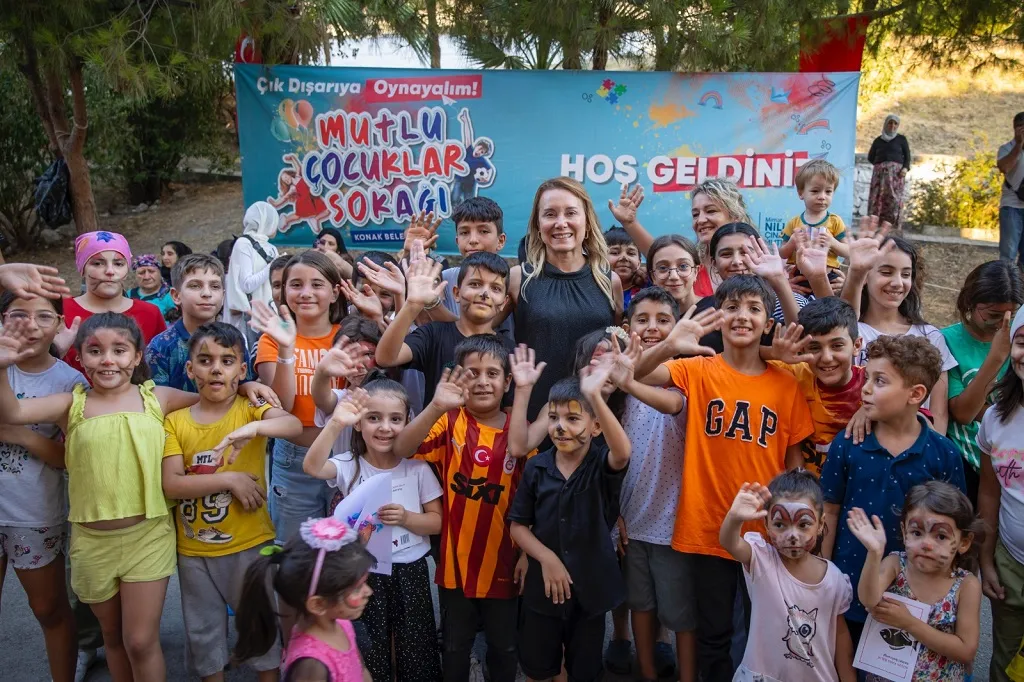 Konak'ta yaz tatili boyunca sokaklar çocuk kahkahalarıyla doldu. Konak Belediyesi'nin düzenlediği Mutlu Çocuklar Sokağı etkinlikleriyle çocuklar hem eğlendi hem de öğrendi.