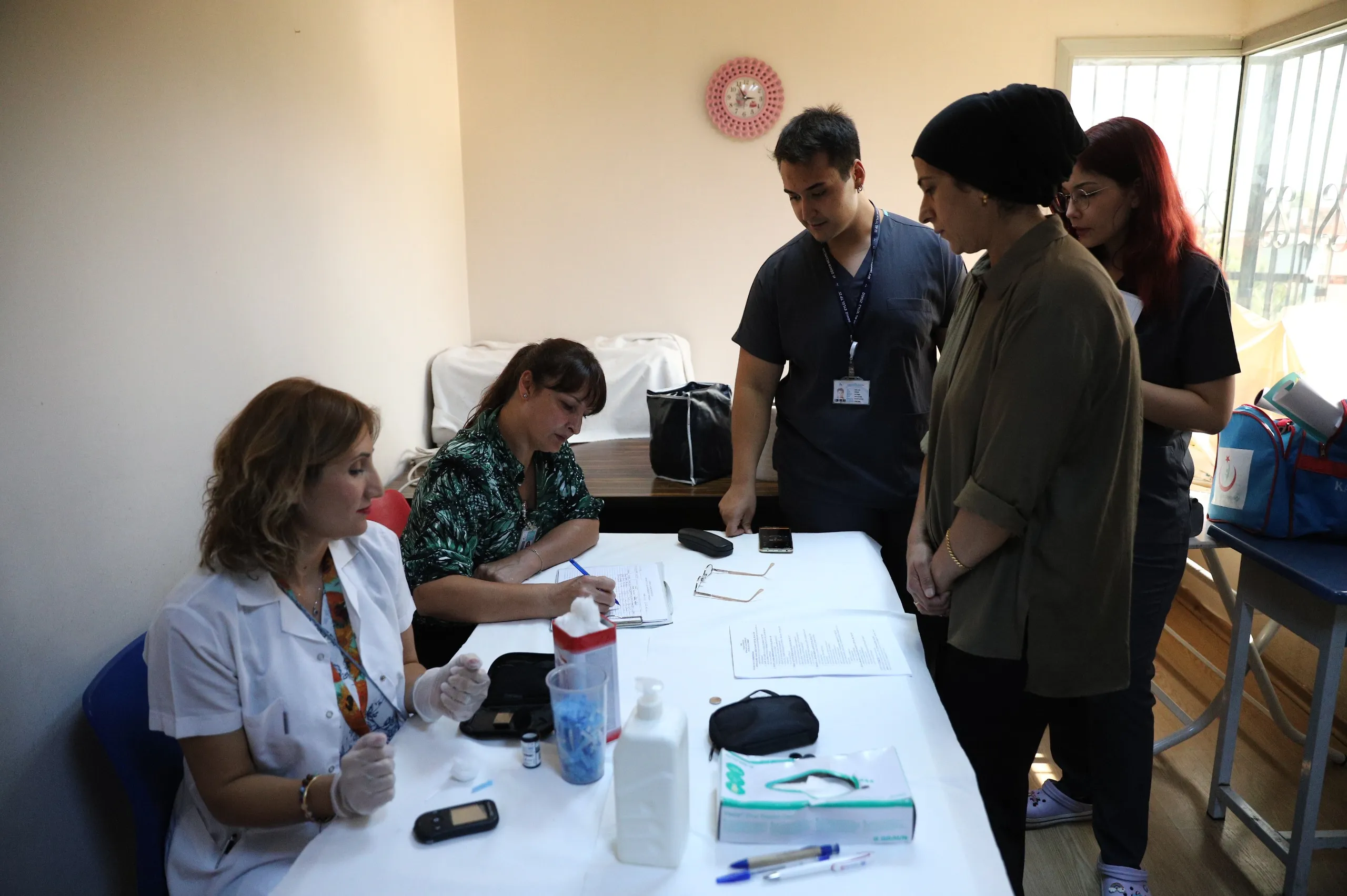 Konak Belediyesi, ilçe sakinlerinin sağlıklı yaşam hedefiyle başlattığı ücretsiz sağlık taraması kampanyası kapsamında semt merkezlerinde vatandaşlara ulaşmaya devam ediyor.