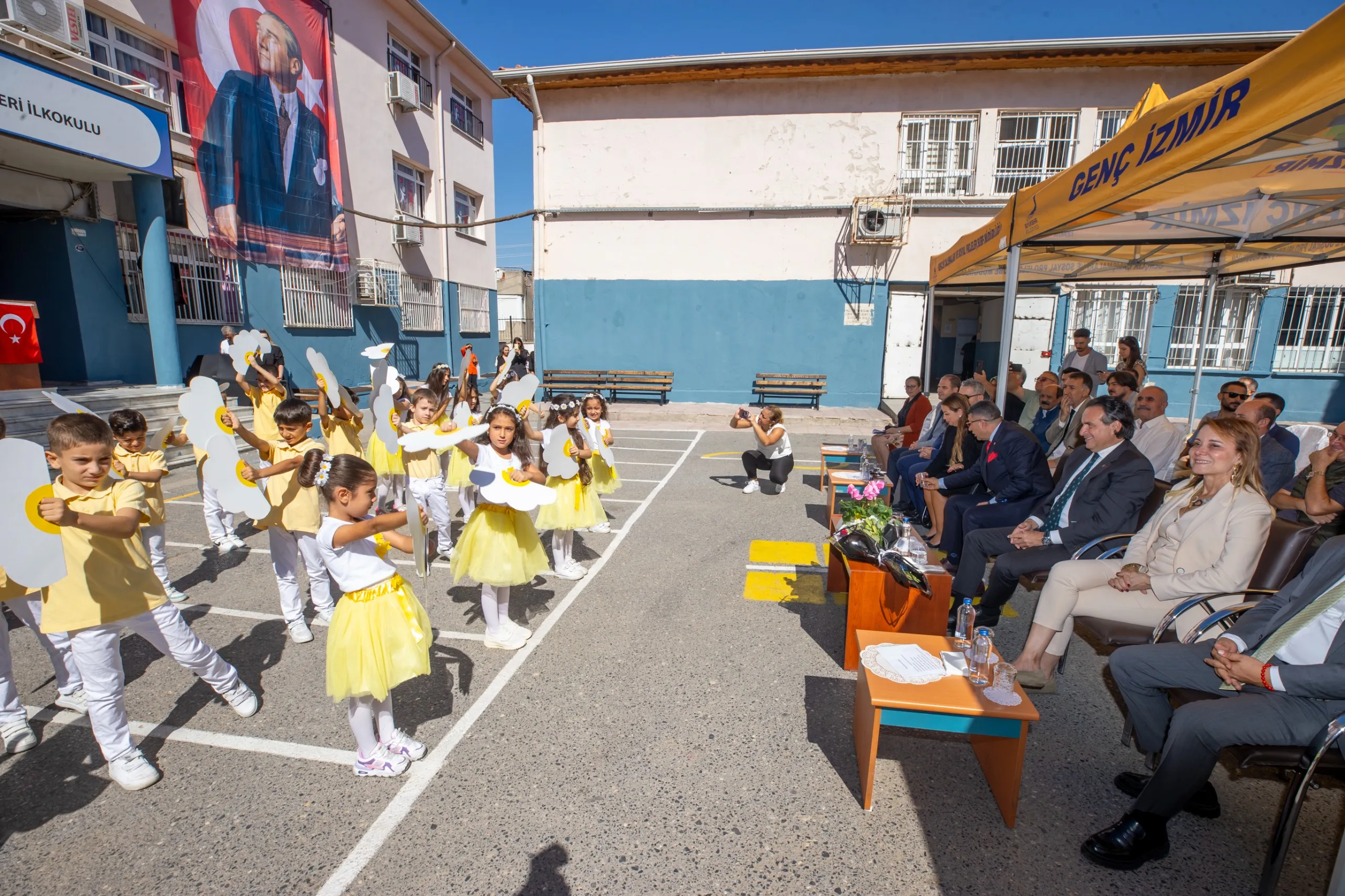 Konak Belediye Başkanı Nilüfer Çınar Mutlu, Kıbrıs Şehitleri İlkokulu'nda öğrencilerle buluşup onlara başarı diledi. Öğrenciler Konak Belediye Başkanı'nı neşeyle karşıladı.