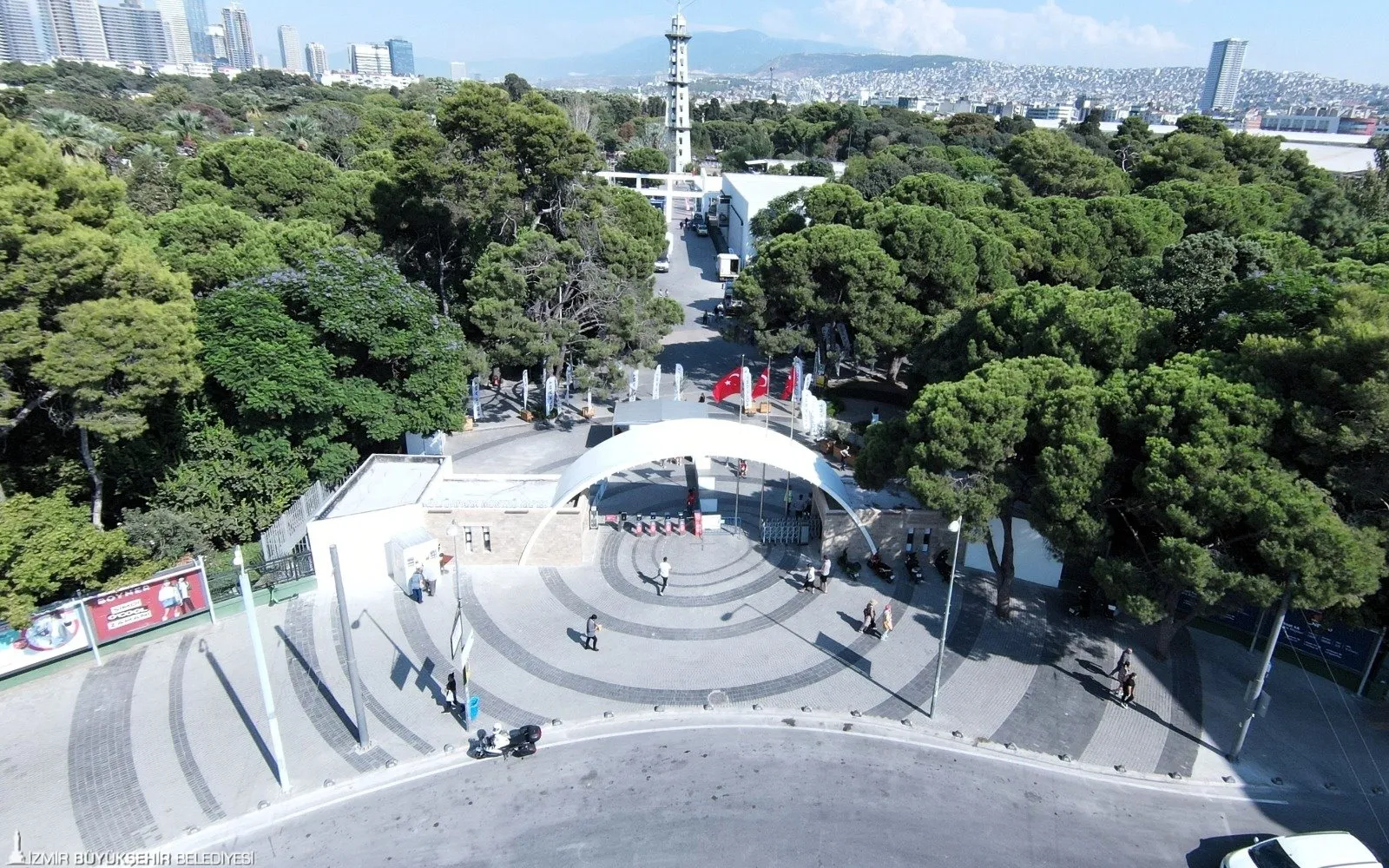 İzmir Büyükşehir Belediyesi, Kültürpark'ın tarihi kapılarını restore ederek 93. İzmir Enternasyonal Fuarı'na yetiştirdi. Yenilenen kapılar, İzmir'e yeni bir soluk getirdi.