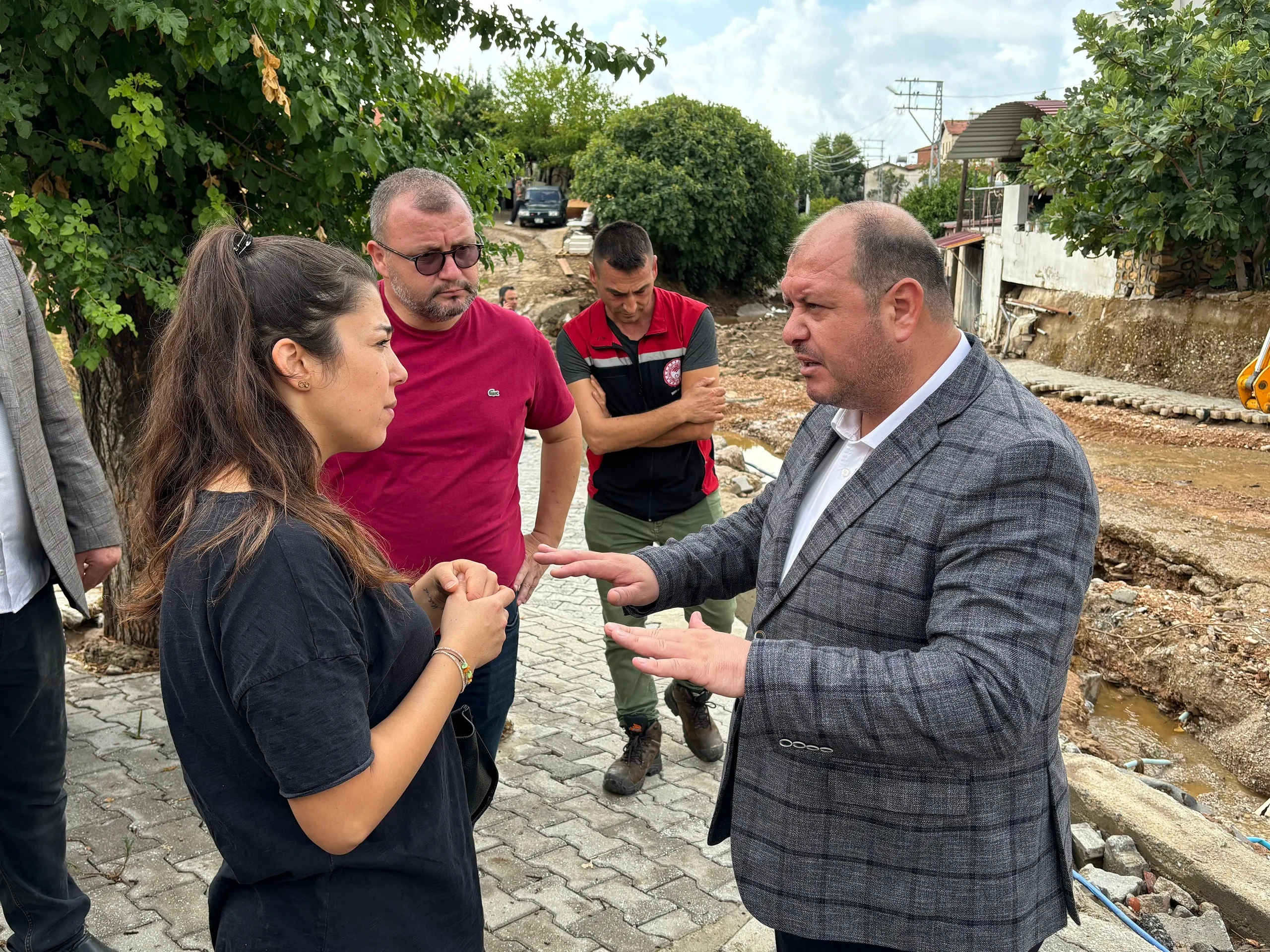 İzmir'de sabah saatlerinde başlayan yoğun yağışların sele dönüşmesiyle Menderes'te felaket yaşandı. Başkan İlkay Çiçek tüm belediye personeliyle mağdur olan vatandaşların yanına gitti.