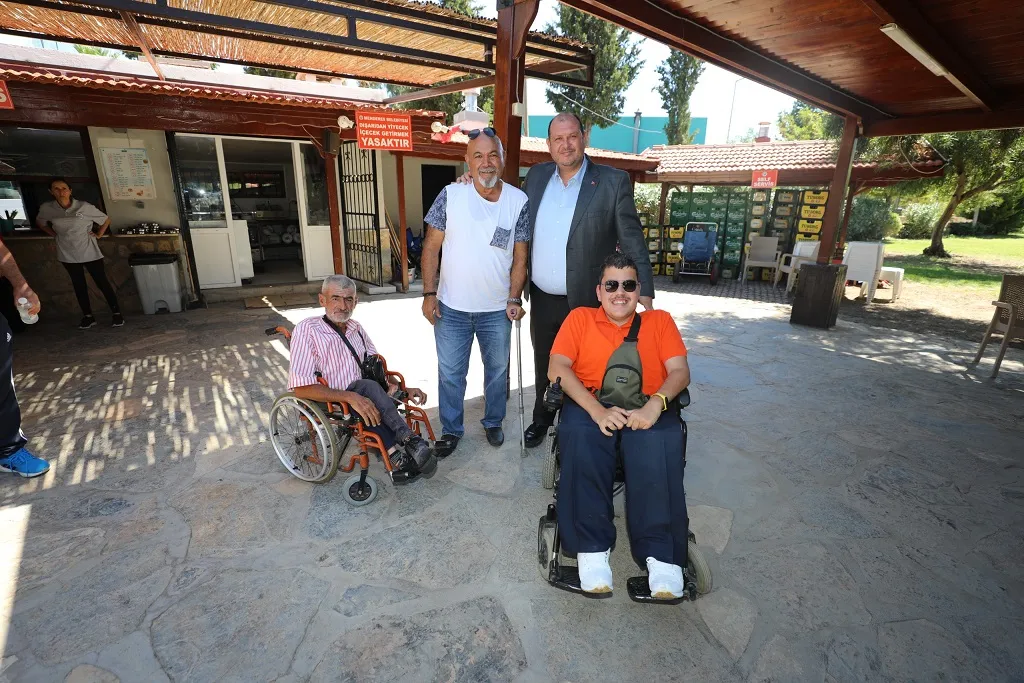 Menderes Belediyesi engelliler için bir şeyler düşünmeyi bırakmadı. Menderes'in Gümüldür sahili kırmızı bayrağa layık görülen ilk sahil olmayı başardı.