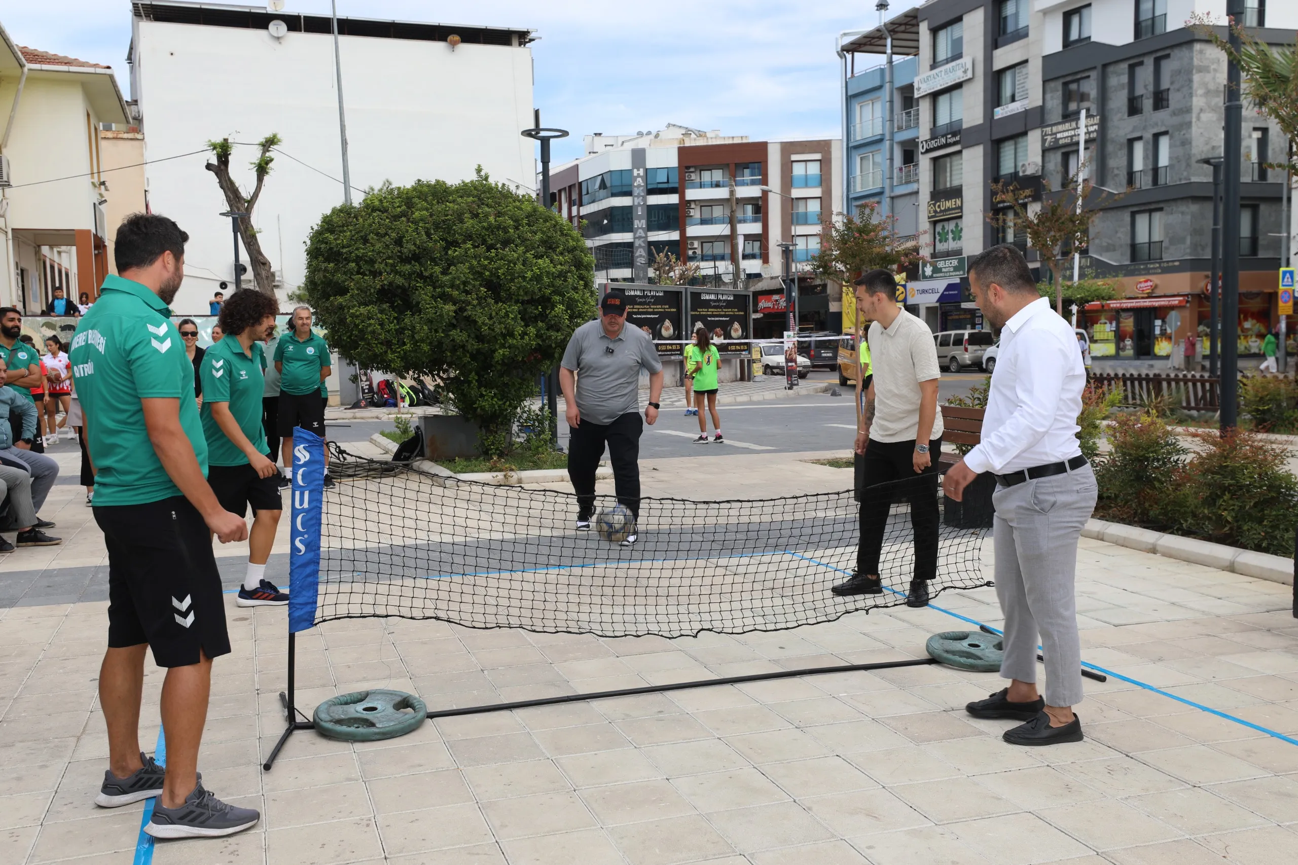 Menderes Belediyesi, Avrupa Hareketlilik Haftası kapsamında ilçe genelinde spor etkinlikleri düzenliyor. Başkan İlkay Çiçek'in de katıldığı etkinlikler, vatandaşları spor yapmaya teşvik ediyor.