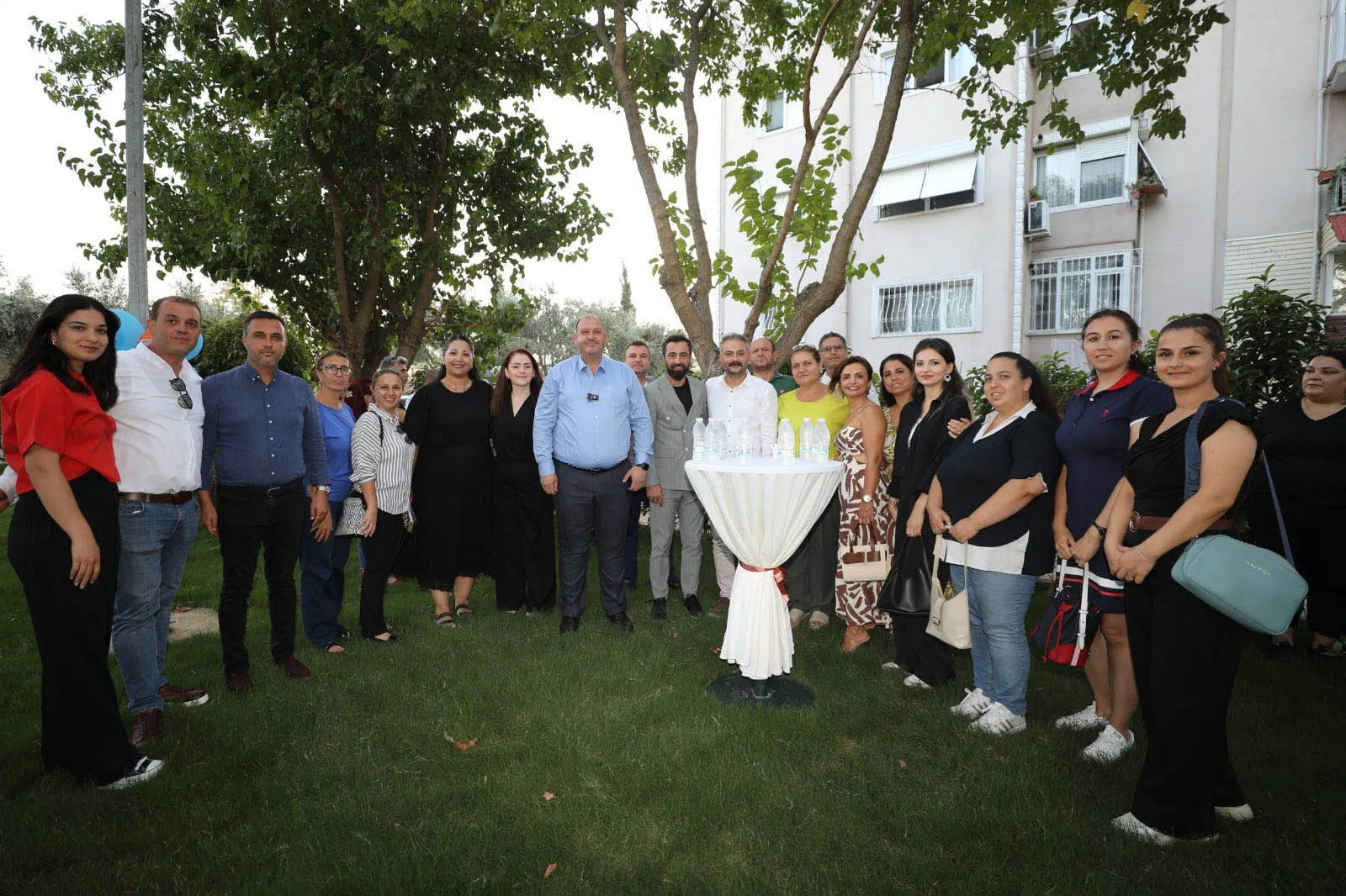 Menderes Belediyesi'nin iştiraki Cumaovası A.Ş tarafından Görece Hürriyet Mahallesi'ne kazandırılan Rumeli Kafe, açılışıyla ilçeye yeni bir soluk getirdi.