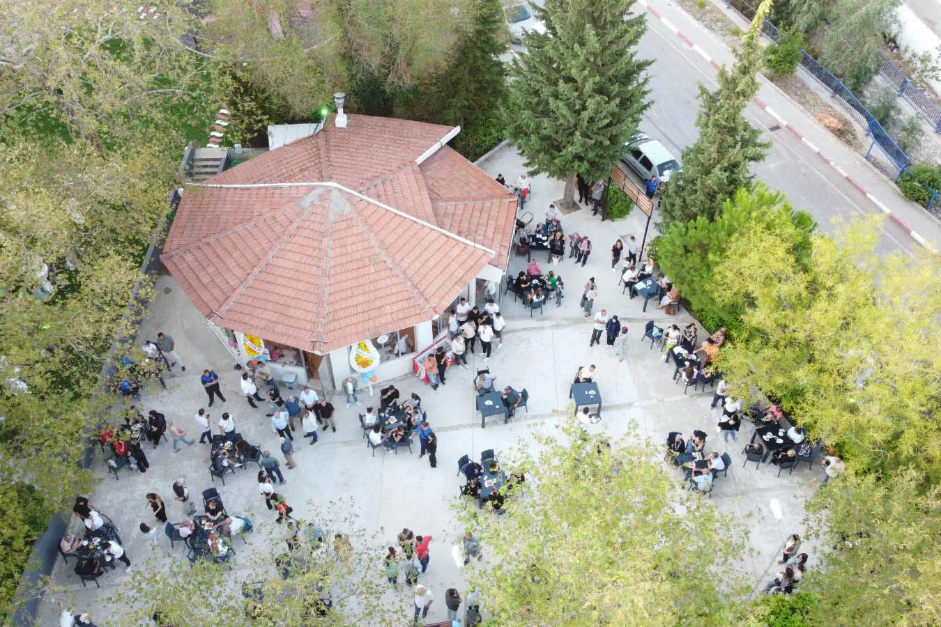 Menderes Belediyesi'nin iştiraki Cumaovası A.Ş tarafından Görece Hürriyet Mahallesi'ne kazandırılan Rumeli Kafe, açılışıyla ilçeye yeni bir soluk getirdi.