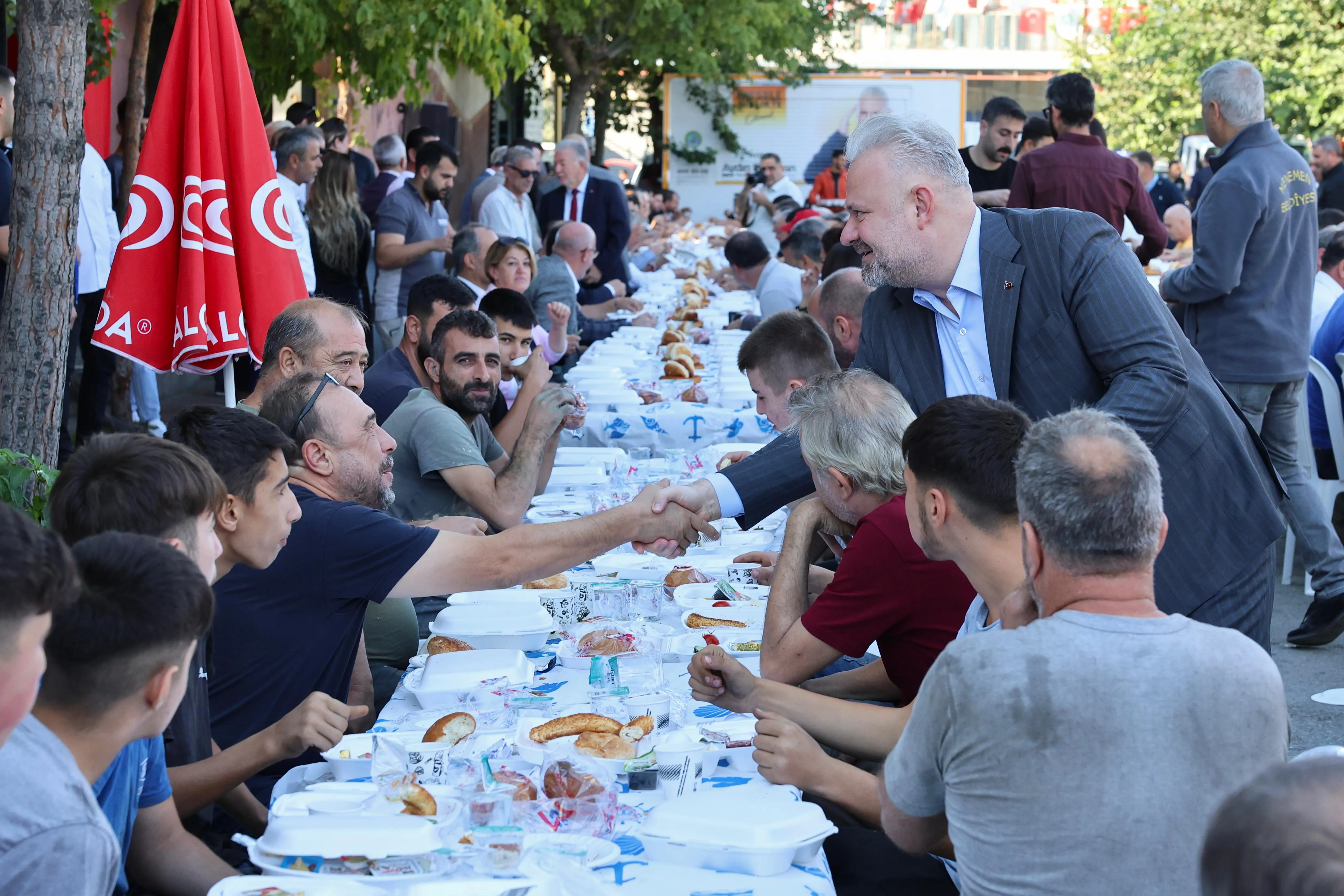  Menemen Belediye Başkanı Aydın Pehlivan'ın ev sahipliğinde gerçekleşen kahvaltı programında, esnafın devlete ve millete olan katkıları takdirle karşılandı.