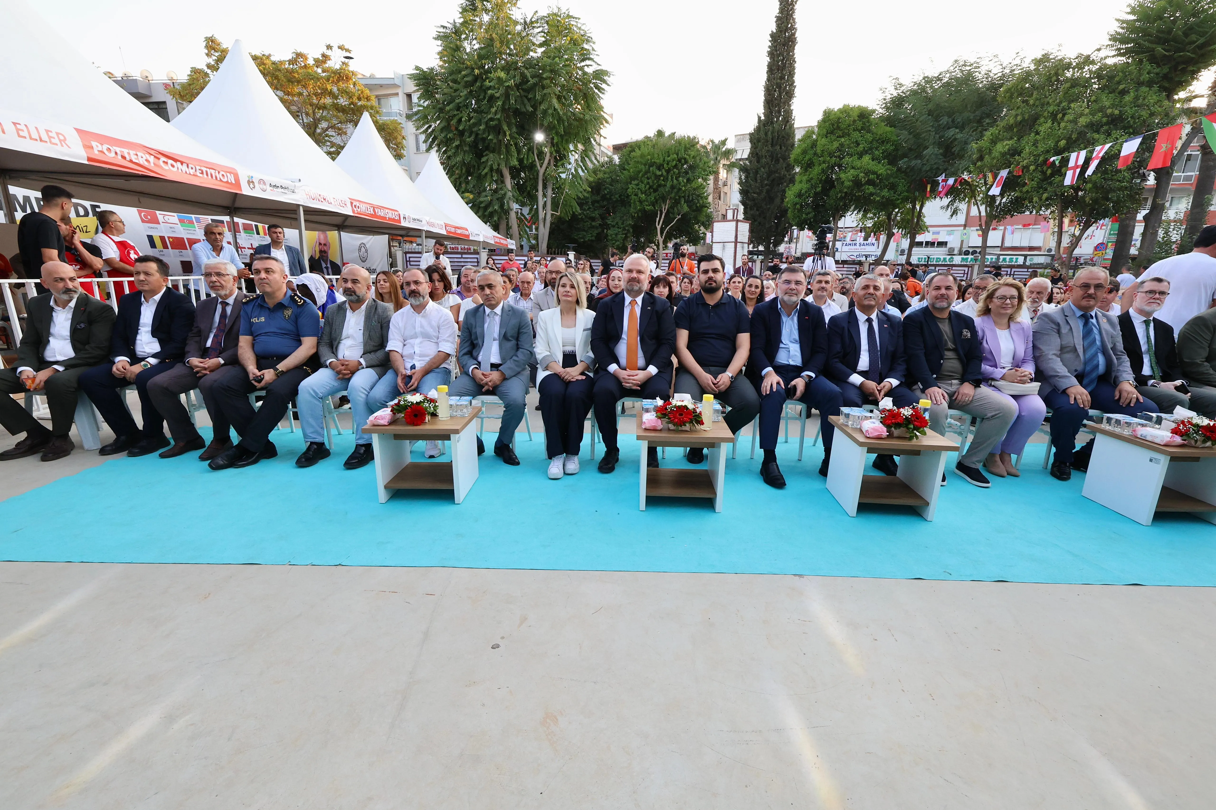 Menemen Belediyesi tarafından düzenlenen 3. Uluslararası Menemen Çömlek Festivali, 39 ülkeden katılımcıyla görkemli bir şekilde başladı.