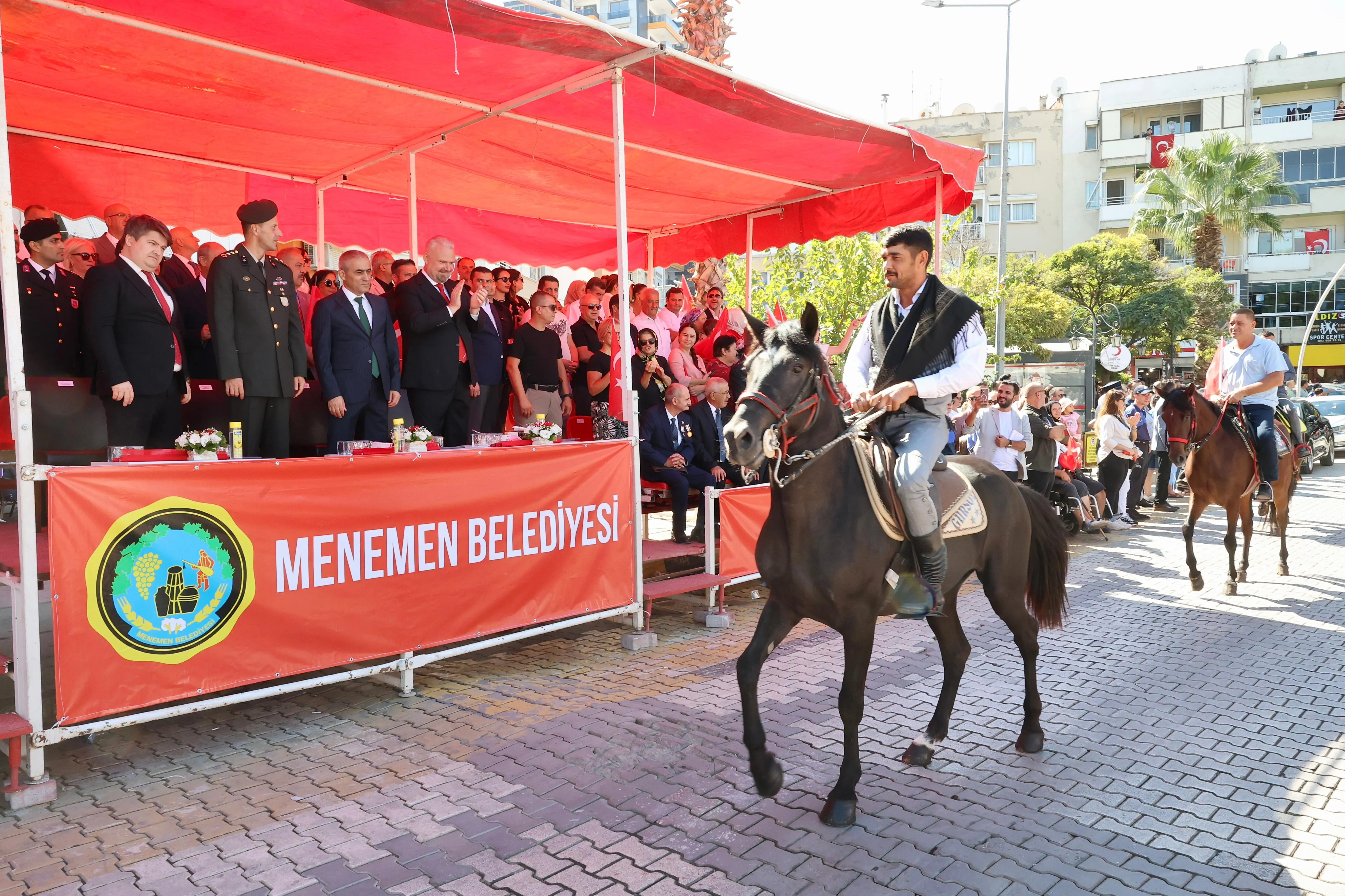 Menemen'de 9 Eylül kutlamaları büyük bir coşkuyla gerçekleştirildi. Atatürk'ü anma etkinliklerinde vatandaşlar bir araya geldi.