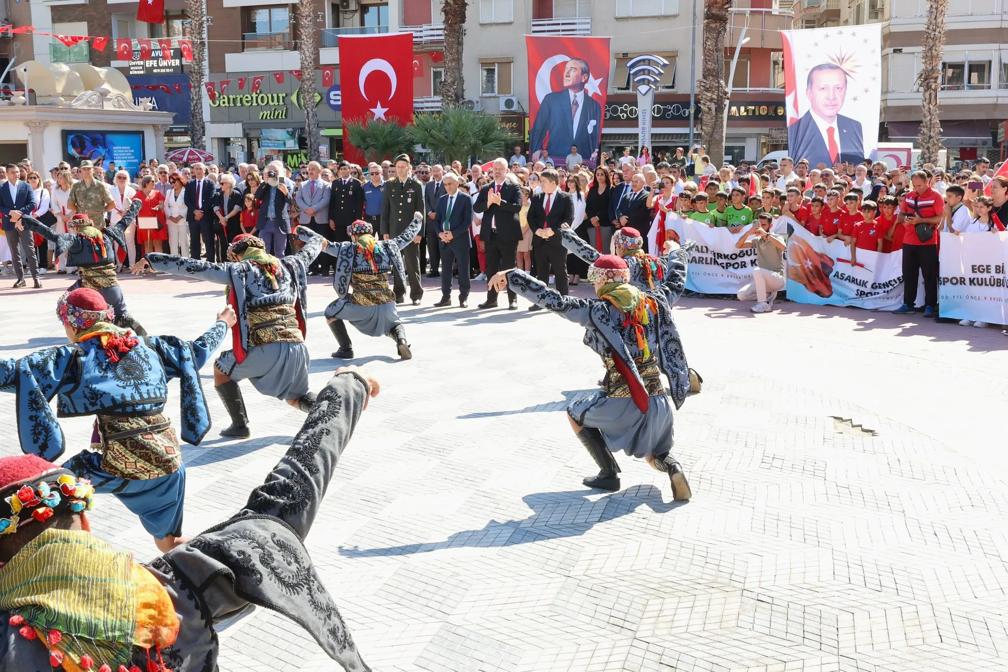 Menemen'de 9 Eylül kutlamaları büyük bir coşkuyla gerçekleştirildi. Atatürk'ü anma etkinliklerinde vatandaşlar bir araya geldi.