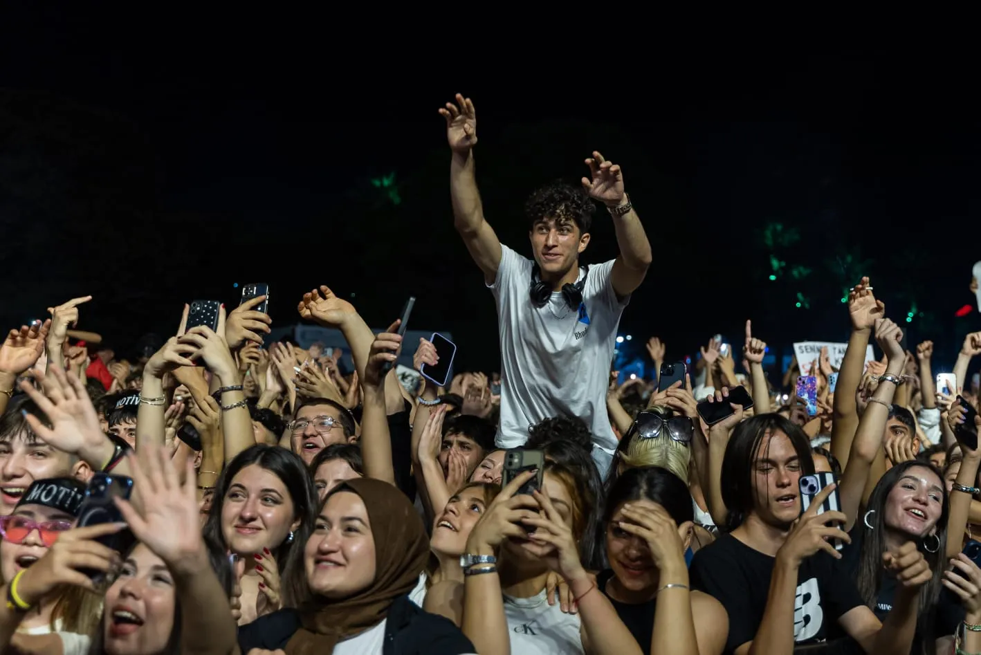 İzmir Enternasyonal Fuarı'nda düzenlenen Çim Konserleri'nde sahne alan Motive, binlerce genç müzikseveri coşturdu. Unutulmaz bir gece yaşayan İzmirliler, konser boyunca şarkılara eşlik etti.