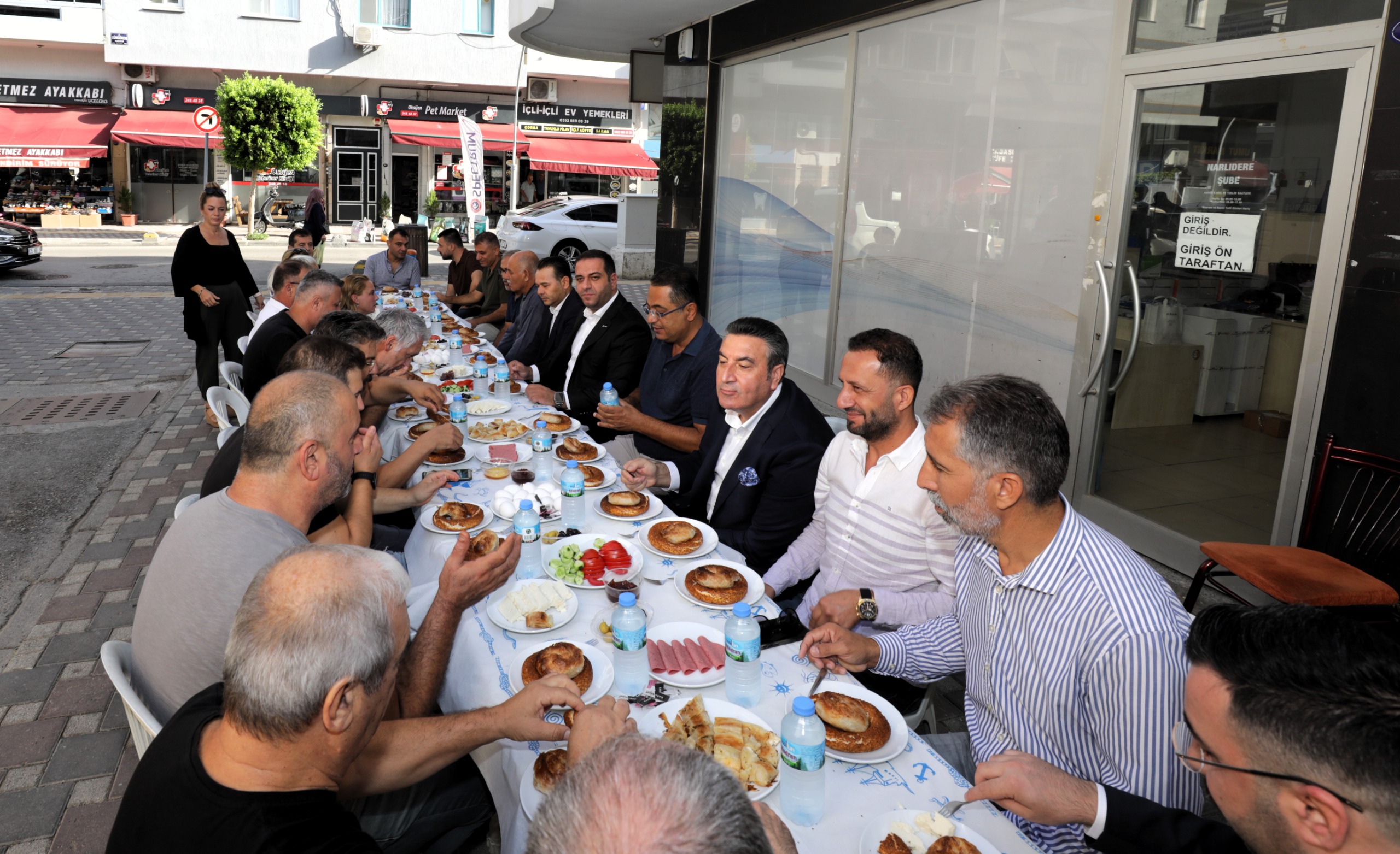 Göreve geldiği günden beri halkla iç içe olan Narlıdere Belediye Başkanı Erman Uzun, yine vatandaşların yanındaydı. Vatandaşın dediklerini dinleyip tek tek not aldı.