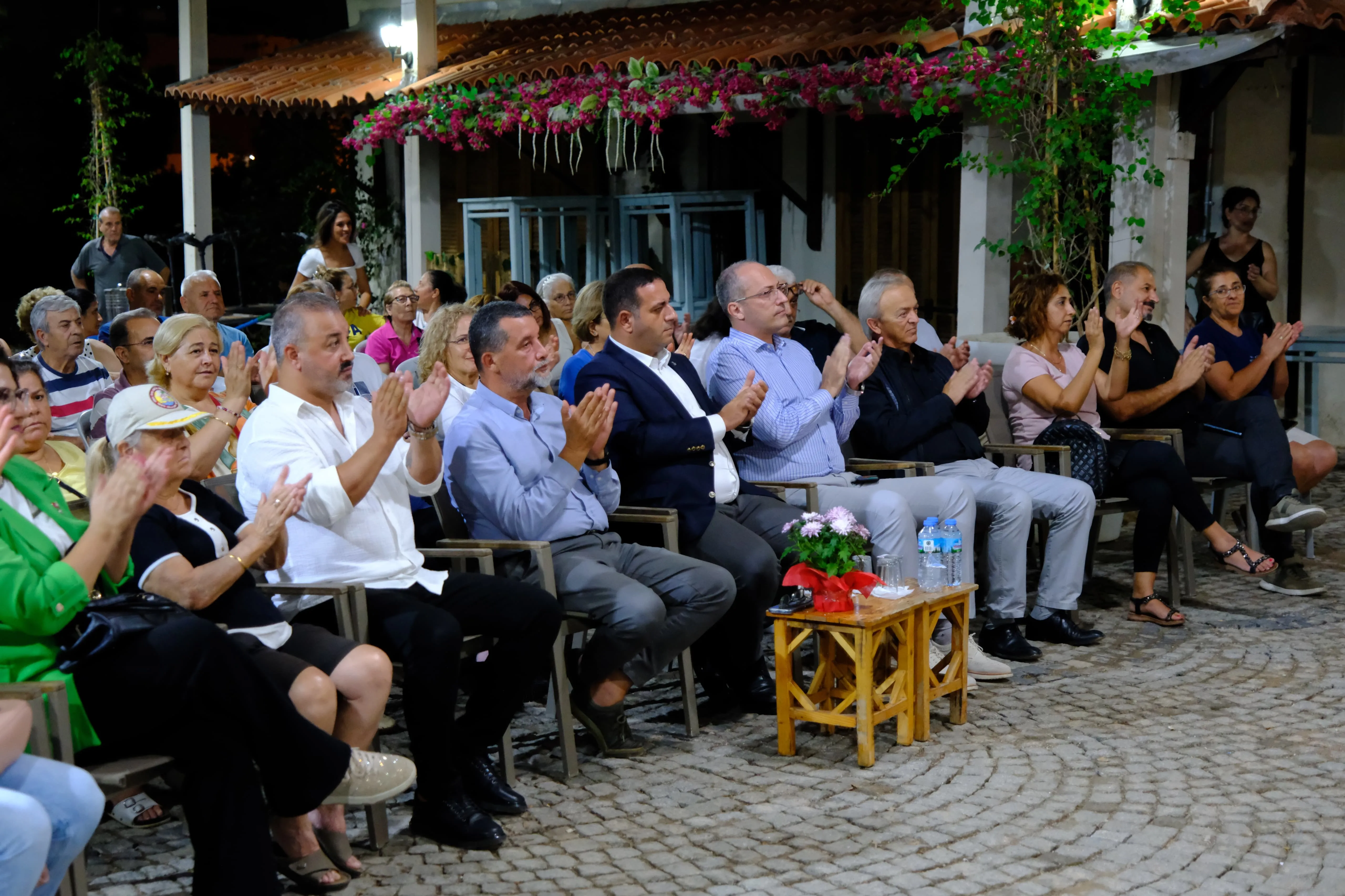 Narlıdere Belediyesi'nin düzenlediği İzmir Müzisyenleri Buluşmaları'nda Soner Bektaş sahne aldı. Konser sırasında yapılan 12 Eylül darbesi kınama konuşması dikkat çekti.