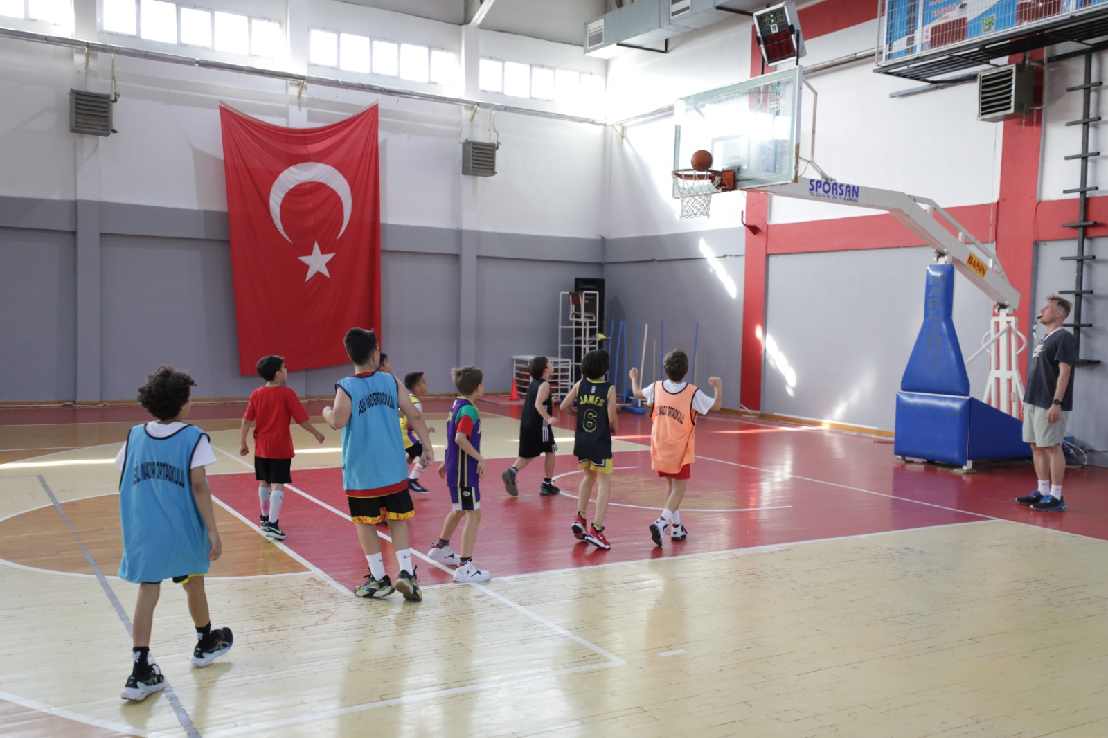 Narlıdere Belediyesi'nin düzenlediği ücretsiz spor kurslarıyla hem sağlığını koru hem de yeni arkadaşlıklar edin. Voleybol, basketbol ve aerobik branşlarında düzenlenen kurslara katılmak için acele et