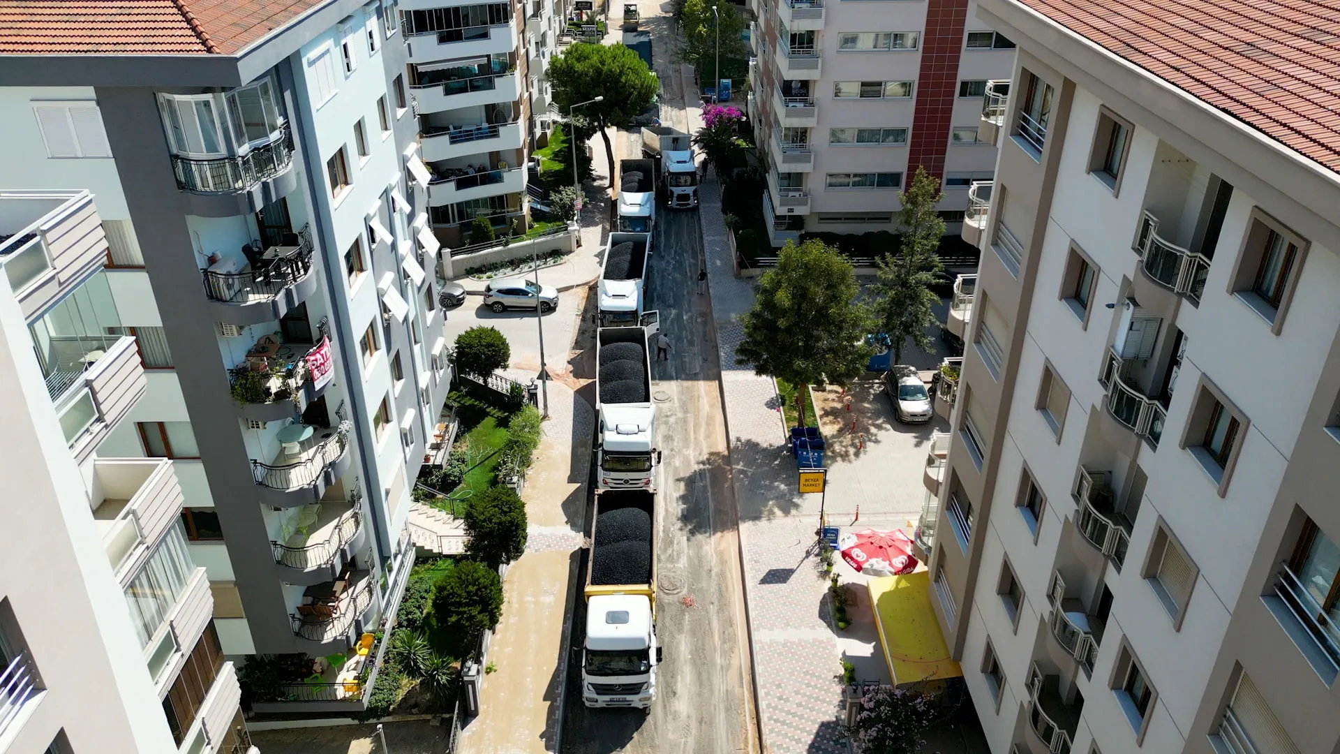 Narlıdere Belediyesi, yoğun kullanılan Sema Sokak’ta başlattığı yenileme çalışmalarında sona geldi. Yol, kaldırım ve çevre düzenlemeleriyle sokak daha konforlu ve güvenli hale getirildi.