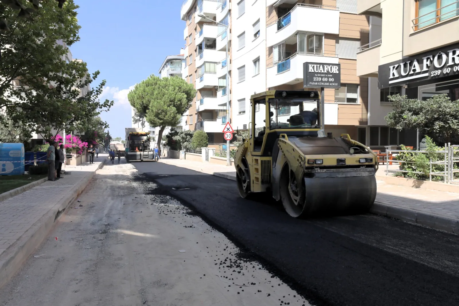 Narlıdere Belediyesi, yoğun kullanılan Sema Sokak’ta başlattığı yenileme çalışmalarında sona geldi. Yol, kaldırım ve çevre düzenlemeleriyle sokak daha konforlu ve güvenli hale getirildi.