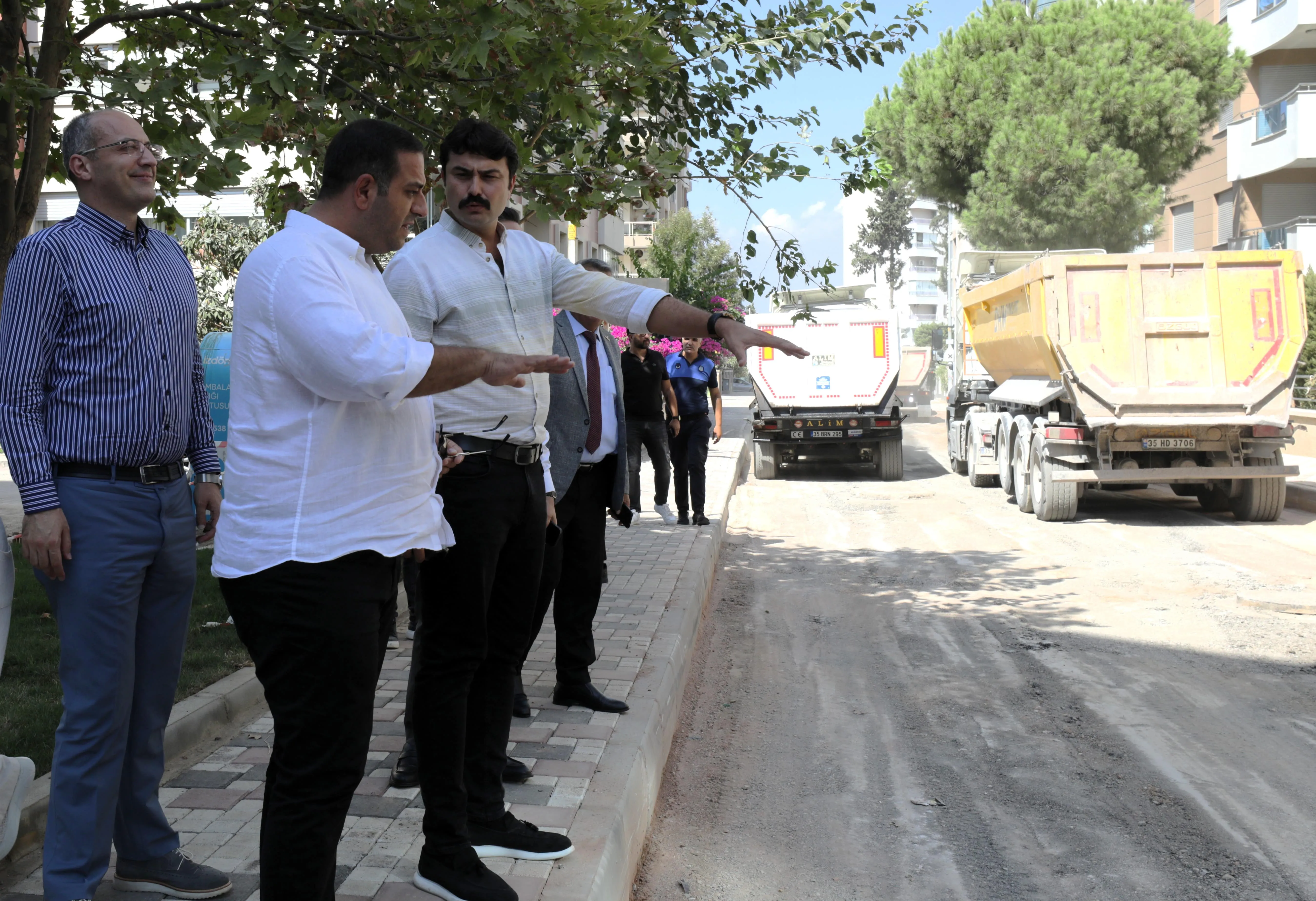 Narlıdere Belediyesi, yoğun kullanılan Sema Sokak’ta başlattığı yenileme çalışmalarında sona geldi. Yol, kaldırım ve çevre düzenlemeleriyle sokak daha konforlu ve güvenli hale getirildi.