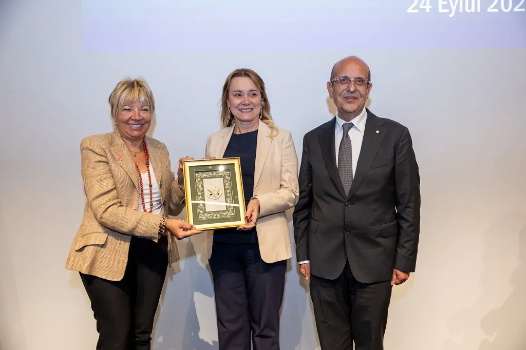 Konak Belediye Başkanı Nilüfer Çınarlı Mutlu, İzmir Ticaret Borsası'nın toplantısında kadın belediye başkanları ile birlikte kentsel dönüşüm hakkında konuşma yaptı.