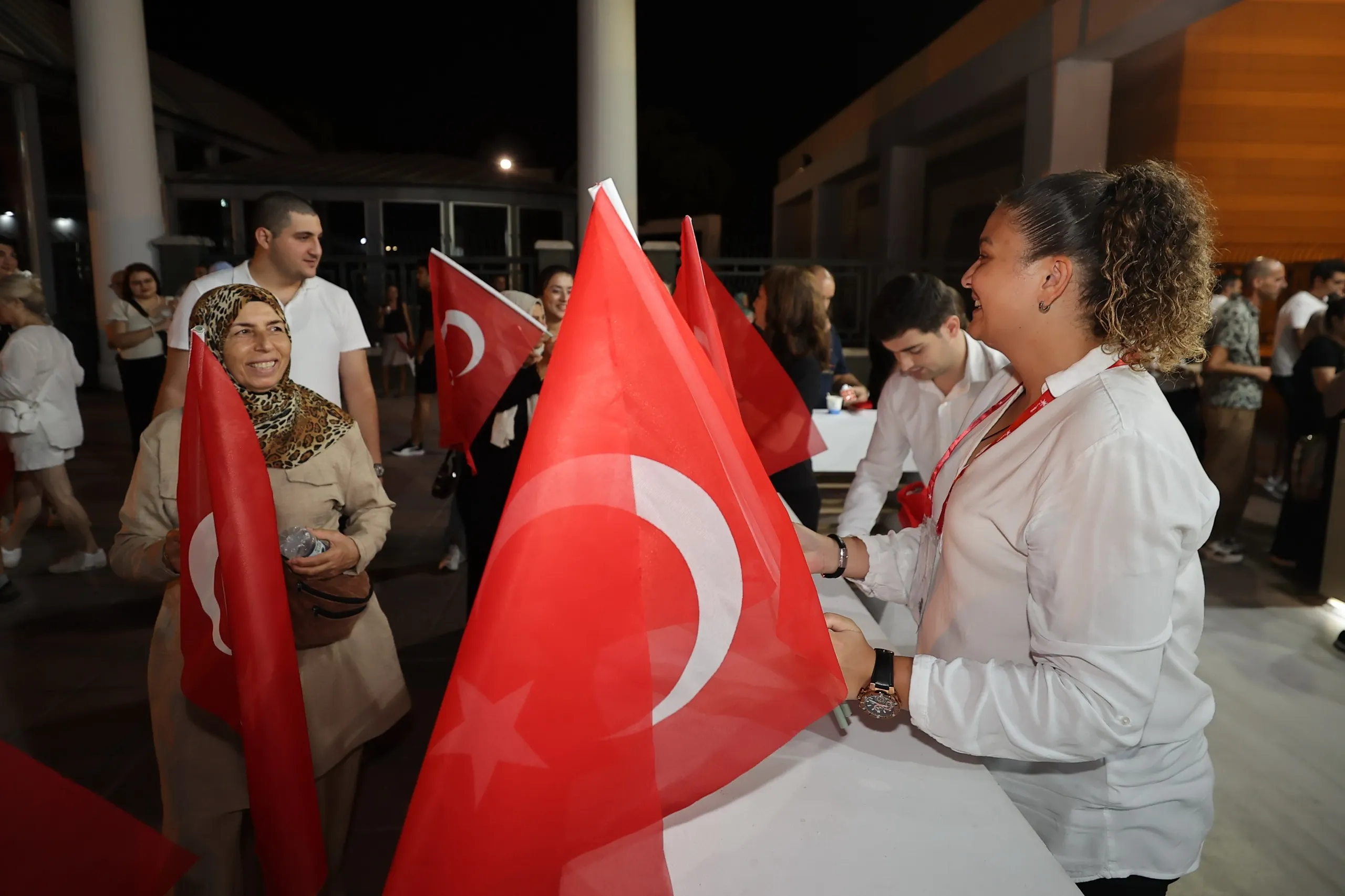 Konak Belediye Başkanı Nilüfer Çınarlı Mutlu, 93. İzmir Enternasyonal Fuarı'nda vatandaşlara Türk Bayrağı hediye ederek 9 Eylül coşkusunu taçlandırdı.