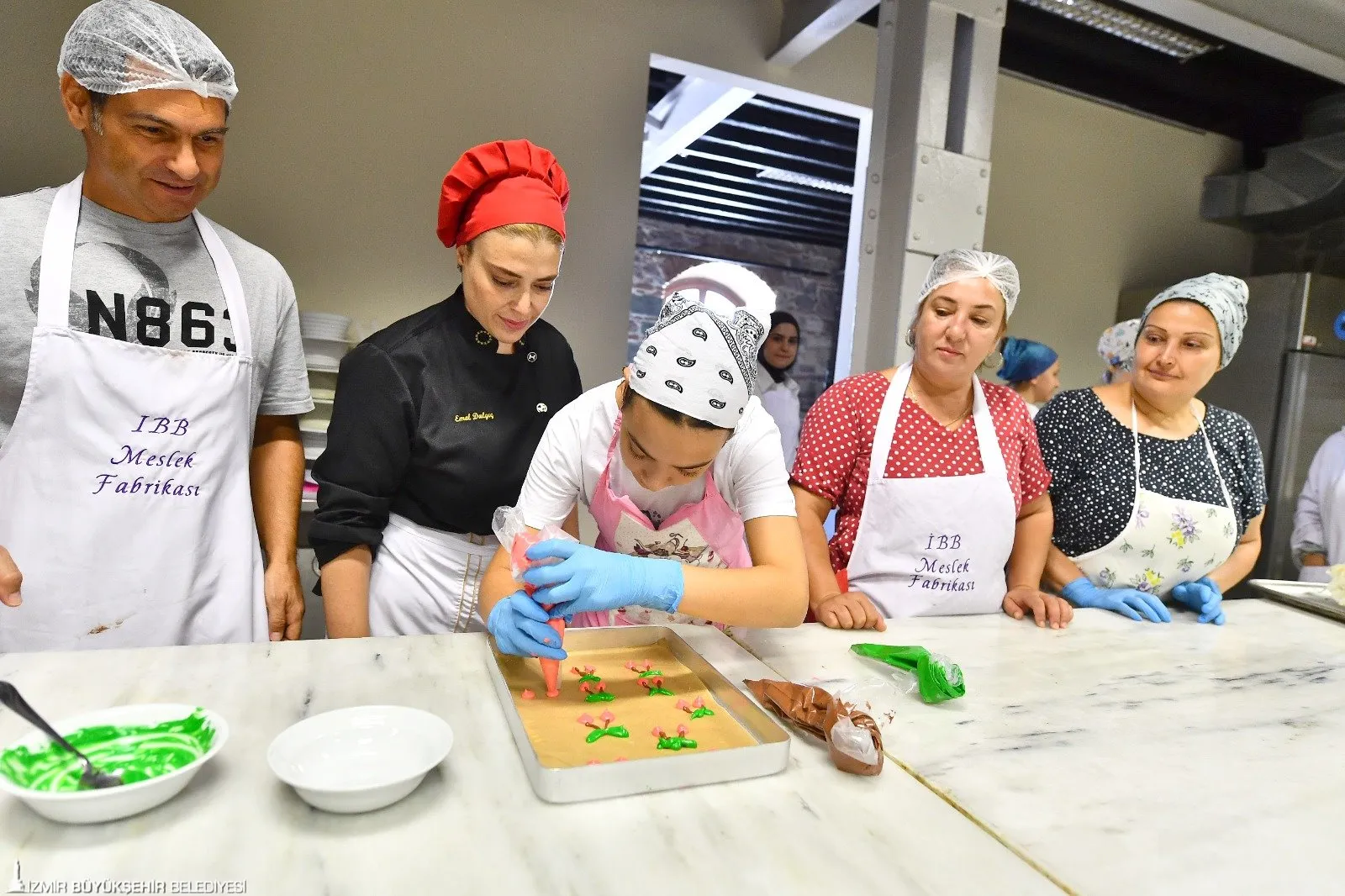 İzmir Büyükşehir Belediyesi Meslek Fabrikası, ücretsiz pastacılık çıraklığı kursuyla İzmirlilerin istihdamına katkı sağlıyor. 