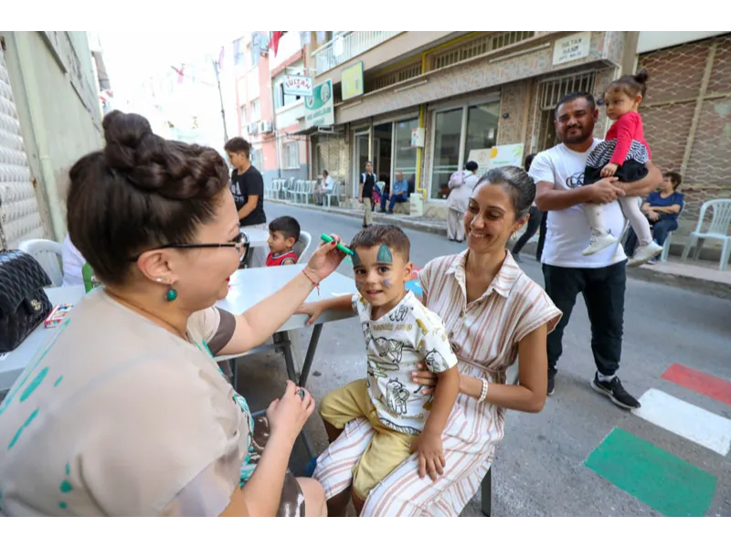 Karşıyaka Belediyesi tarafından düzenlenen ve yoğun ilgi gören Sokak Senin, Latife Hanım Mahallesi’nde gerçekleştirilen buluşma ile final yaptı.