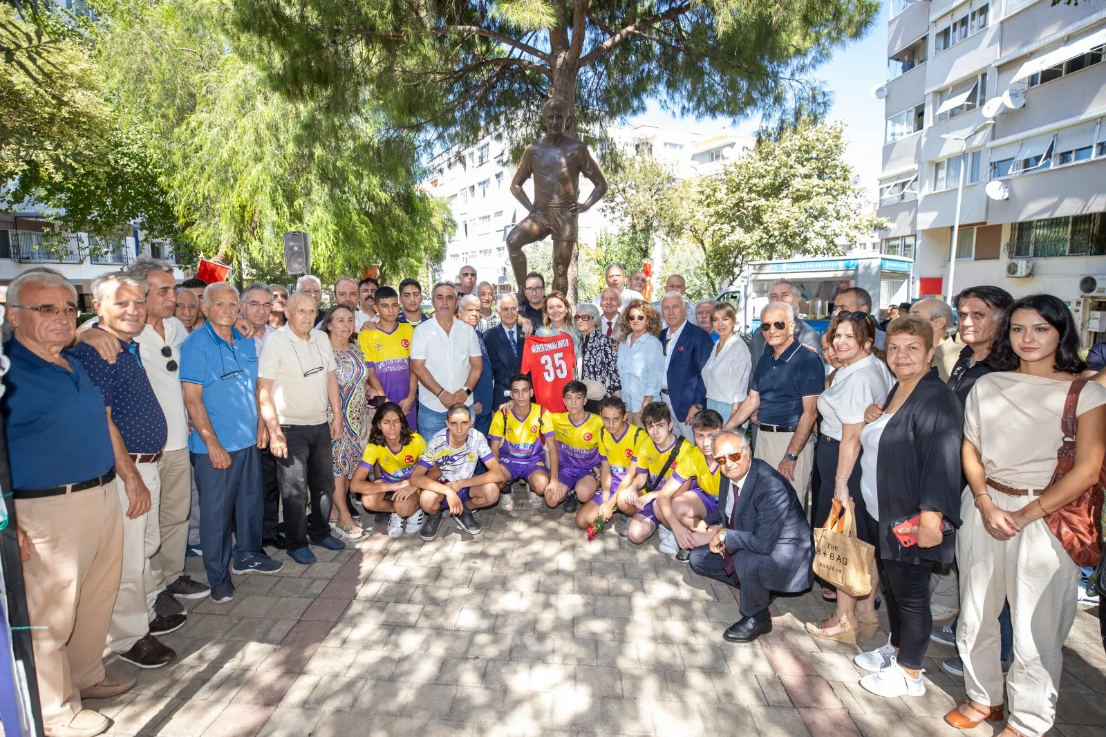 Metin Oktay, Konak'ta düzenlenen anma töreniyle saygı ile anıldı. Konak Belediye Başkanı, gençlerin spor yapmasını teşvik etmek için yeni projeler hayata geçireceklerini açıkladı.