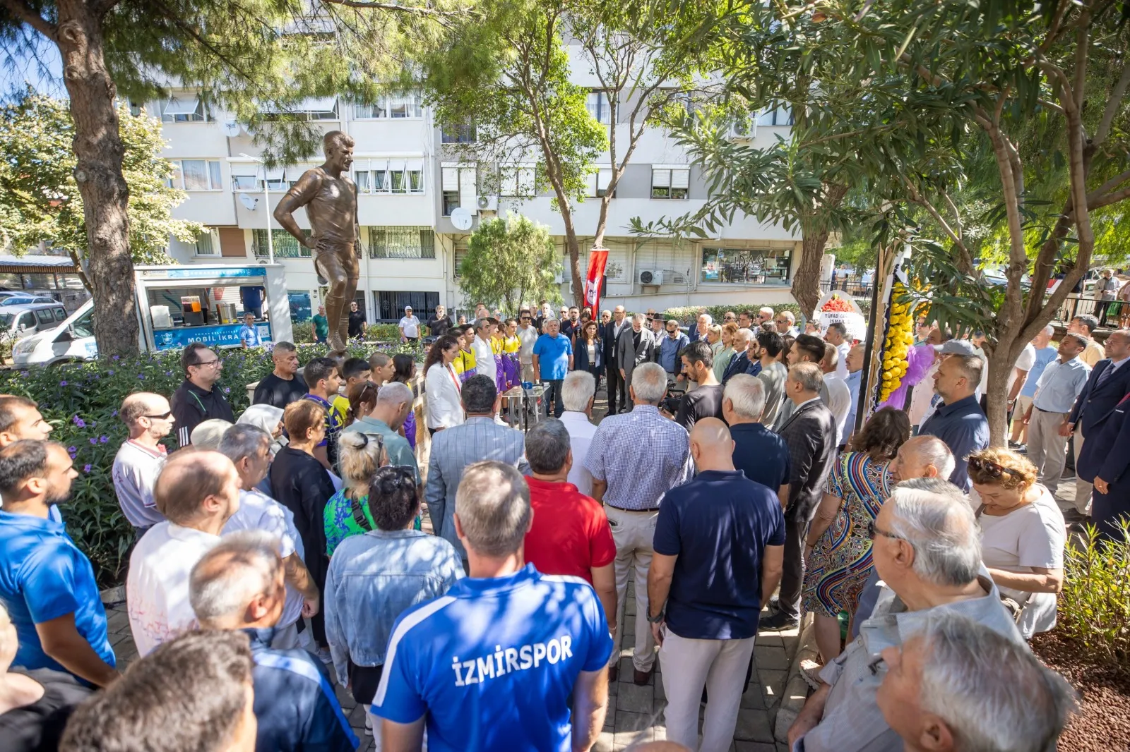 Metin Oktay, Konak'ta düzenlenen anma töreniyle saygı ile anıldı. Konak Belediye Başkanı, gençlerin spor yapmasını teşvik etmek için yeni projeler hayata geçireceklerini açıkladı.