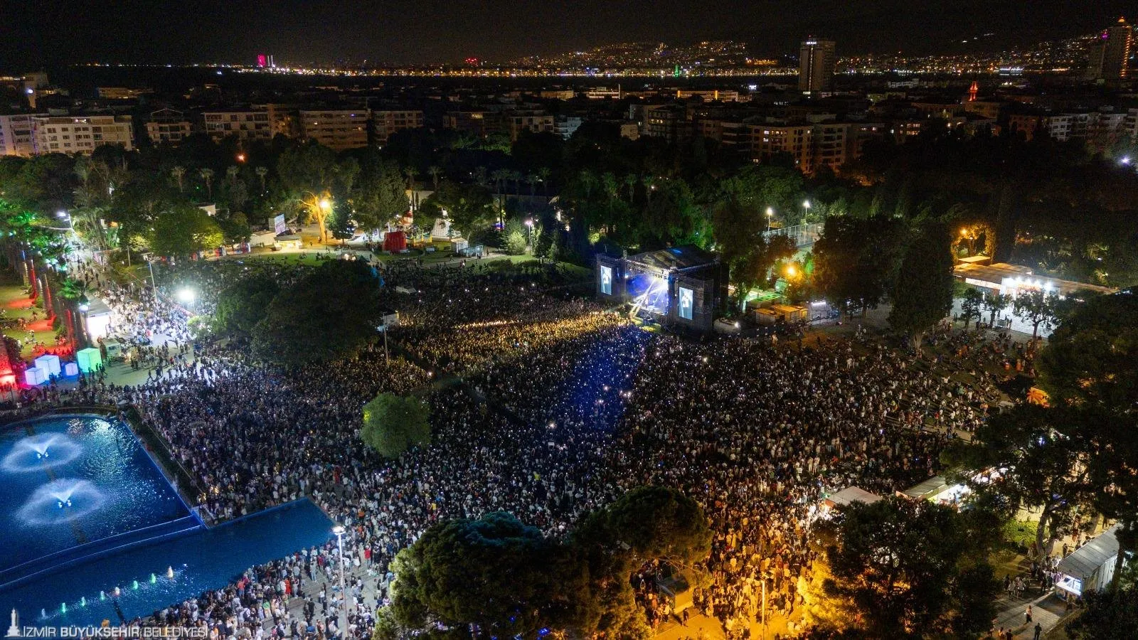 İzmir Enternasyonal Fuarı'nın geleneksel hale gelen Çim Konserleri'nde bu yıl da birbirinden ünlü sanatçılar sahne alıyor. Binlerce İzmirli, Teoman konserinde doyasıya eğlendi.