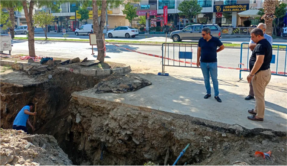 İZSU ve Tire Belediyesi iş birliğiyle Faik Tokluoğlu Bulvarı'nda başlatılan yağmur suyu şebekesi çalışmalarıyla bölgenin yıllardır süregelen su baskınlarına çözüm bulunuyor. 