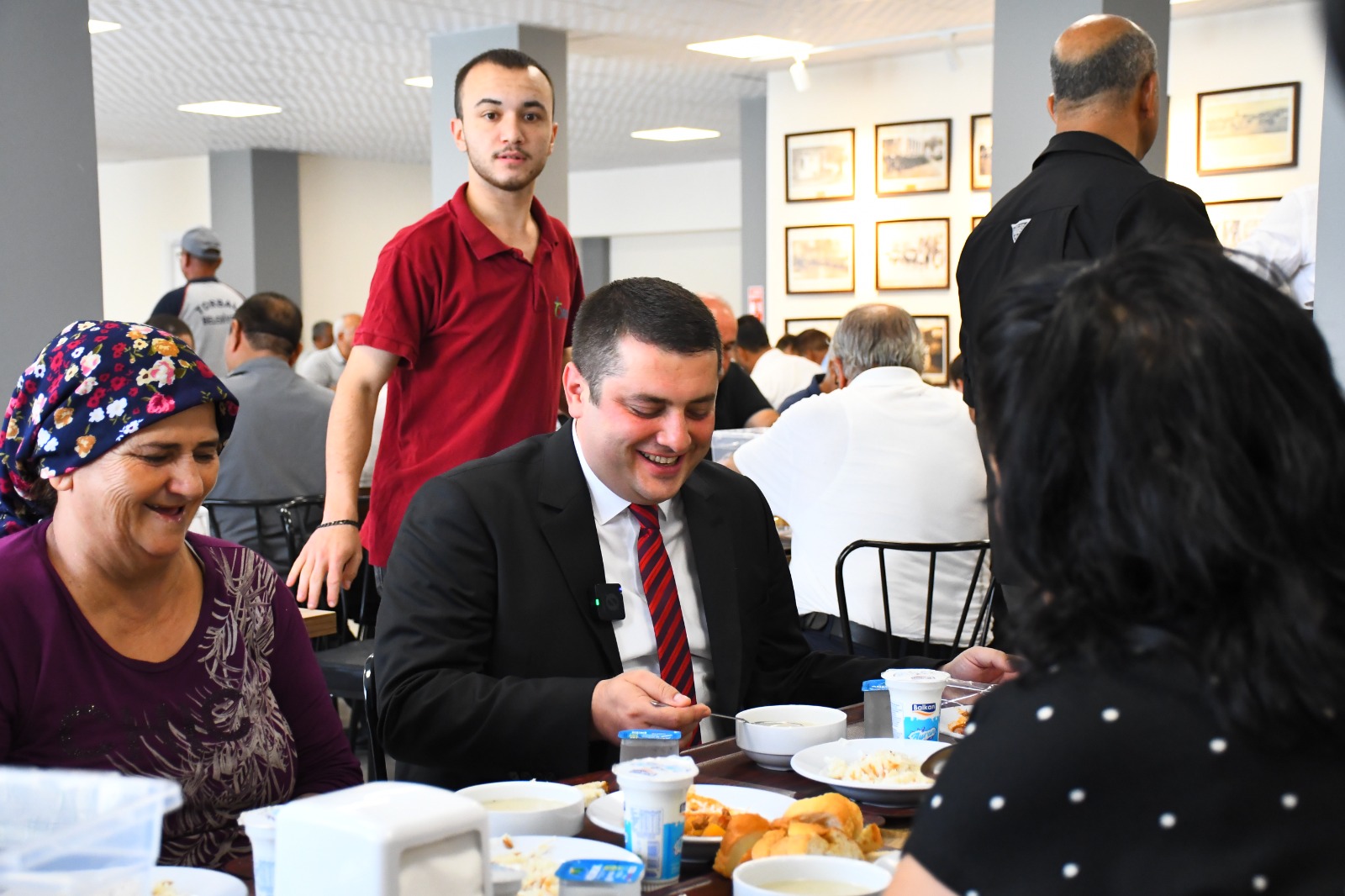 Torbalı'da ekonomik krizin etkilerini azaltmak için önemli bir adım atıldı. Torbalı Belediyesi tarafından açılan Kent Lokantası, vatandaşlara uygun fiyatlı ve sağlıklı yemek imkanı sunuyor. 