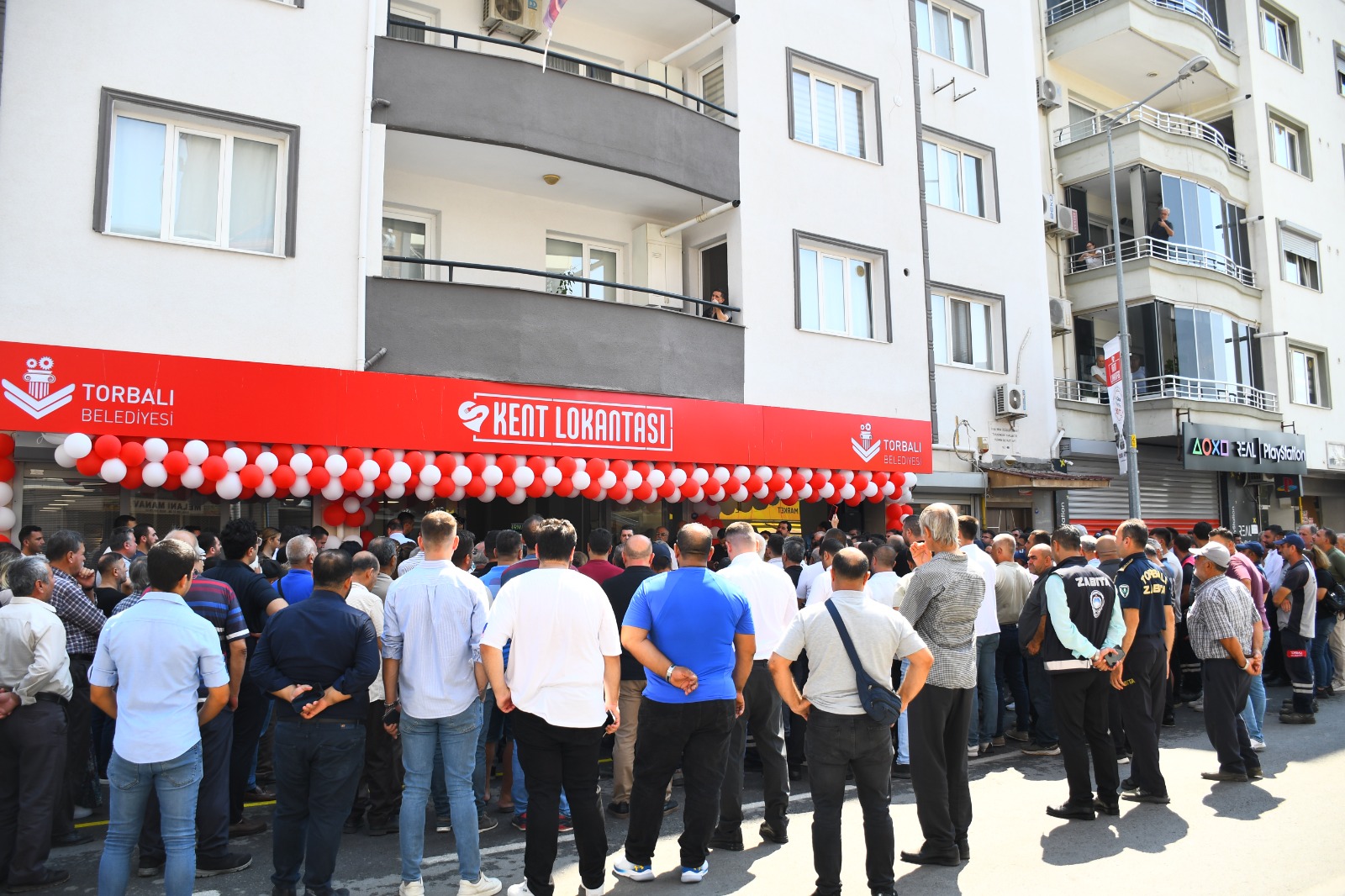 Torbalı'da ekonomik krizin etkilerini azaltmak için önemli bir adım atıldı. Torbalı Belediyesi tarafından açılan Kent Lokantası, vatandaşlara uygun fiyatlı ve sağlıklı yemek imkanı sunuyor. 