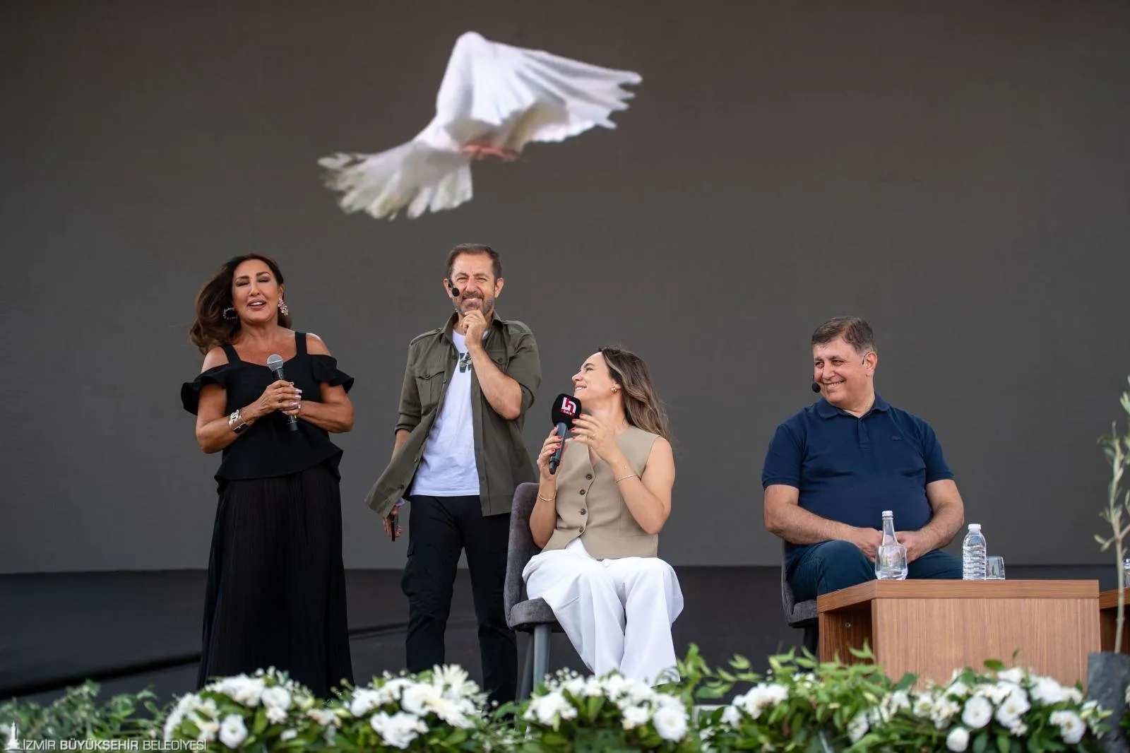 İzmir Büyükşehir Belediye Başkanı Cemil Tugay, 93. İzmir Enternasyonal Fuarı'nda düzenlenen etkinlikte barışa dair duygusal bir konuşma yaptı ve ünlü bir şairi seslendirdi.