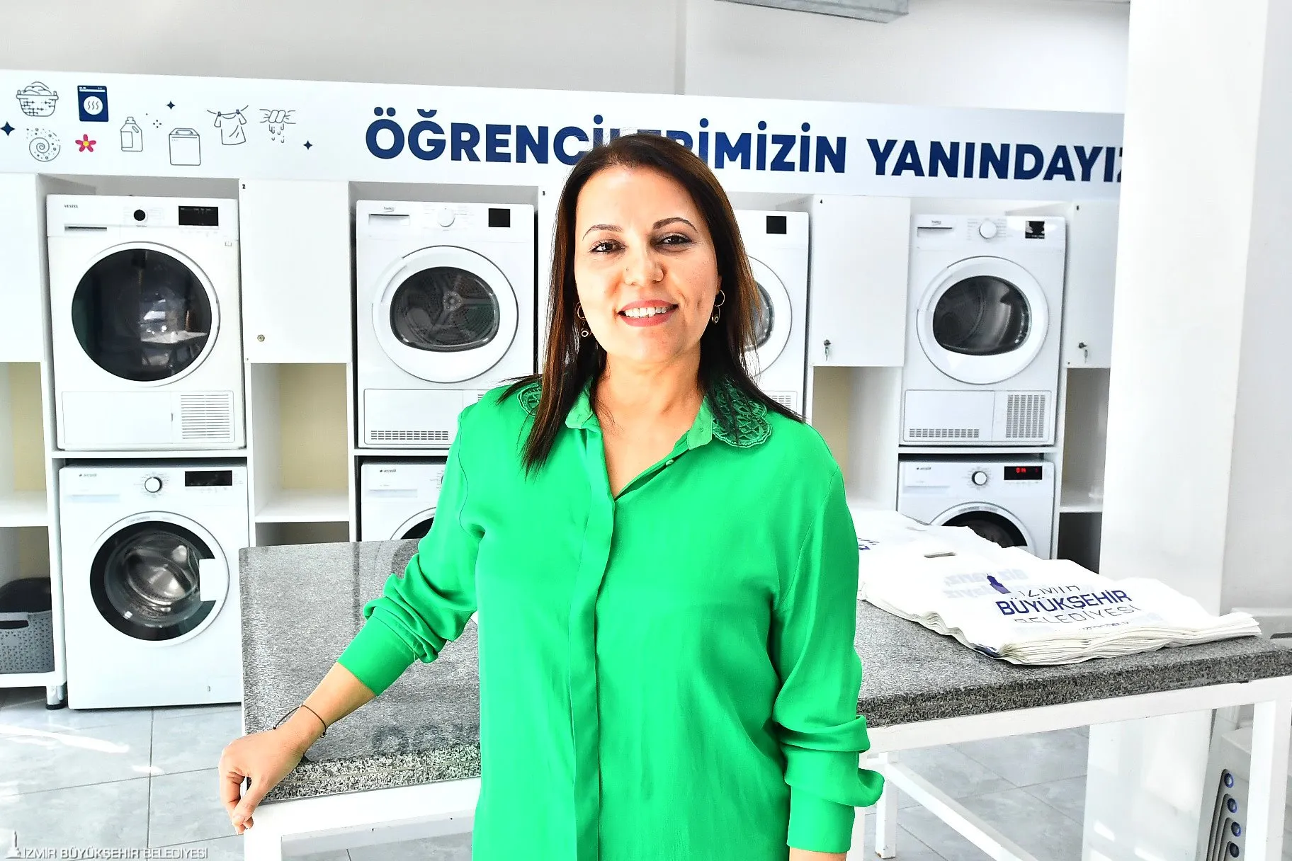 İzmir Büyükşehir Belediyesi, üniversite öğrencilerinin hayatını kolaylaştırmak için ücretsiz çamaşırhane ve nakliye hizmeti sunuyor. 