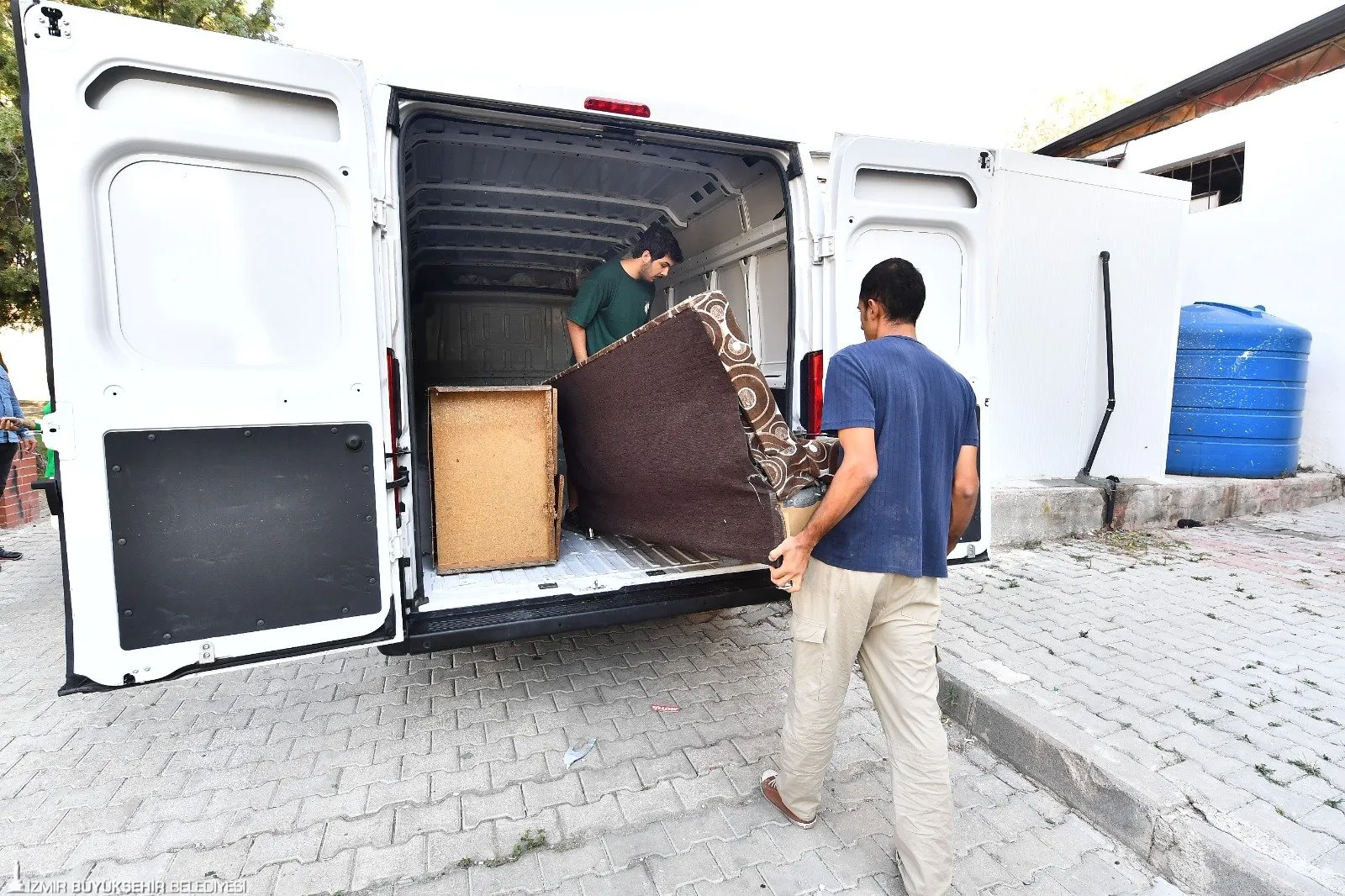 İzmir Büyükşehir Belediyesi, üniversite öğrencilerinin hayatını kolaylaştırmak için ücretsiz çamaşırhane ve nakliye hizmeti sunuyor. 