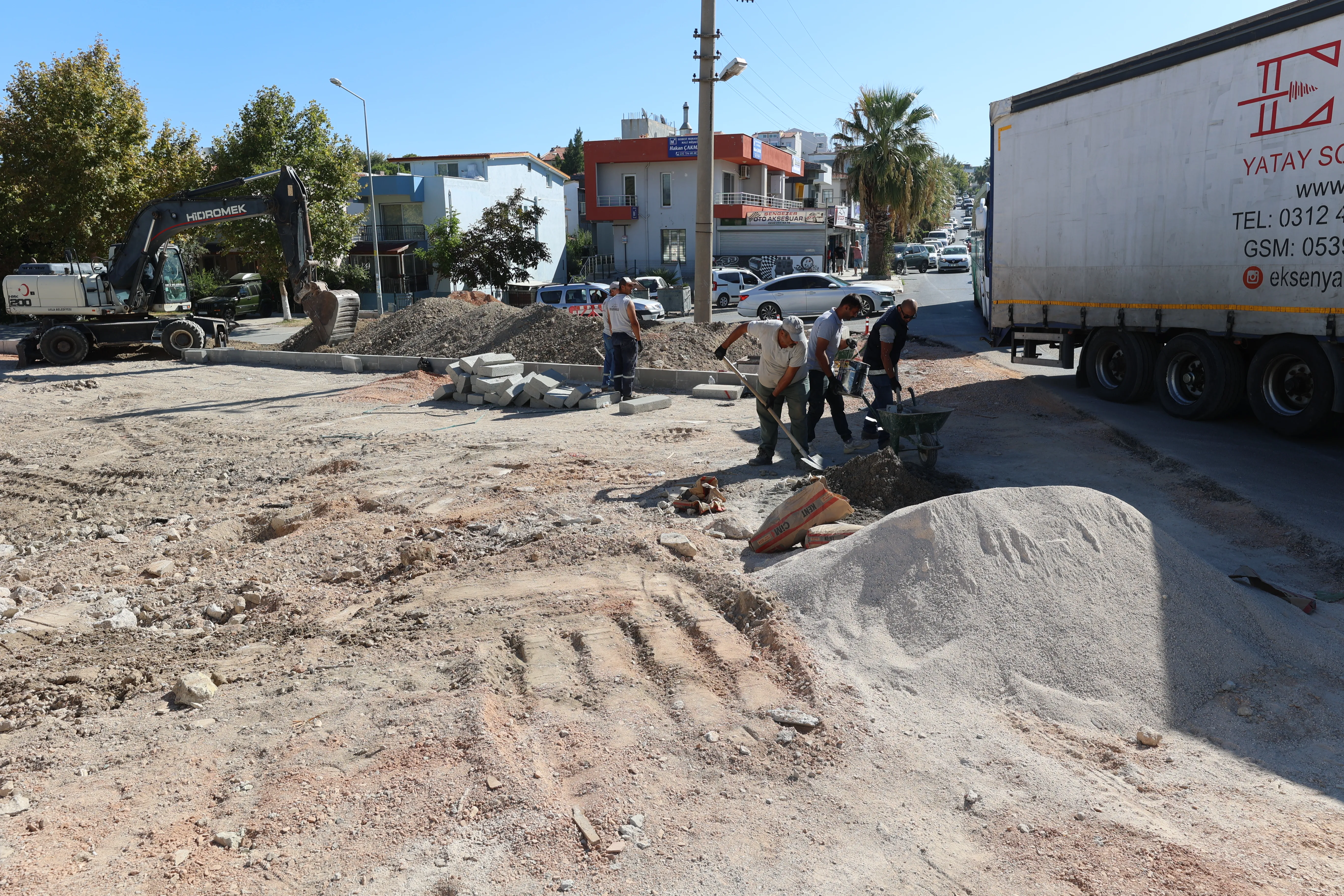 Urla Belediyesi, Bülent Baratalı Bulvarı ve 75. Yıl Cumhuriyet Caddesi'ndeki trafik sıkışıklığını hafifletmek için Erdoğan Ker Caddesi üzerinde kavşak ve yol düzenleme çalışmaları başlattı.