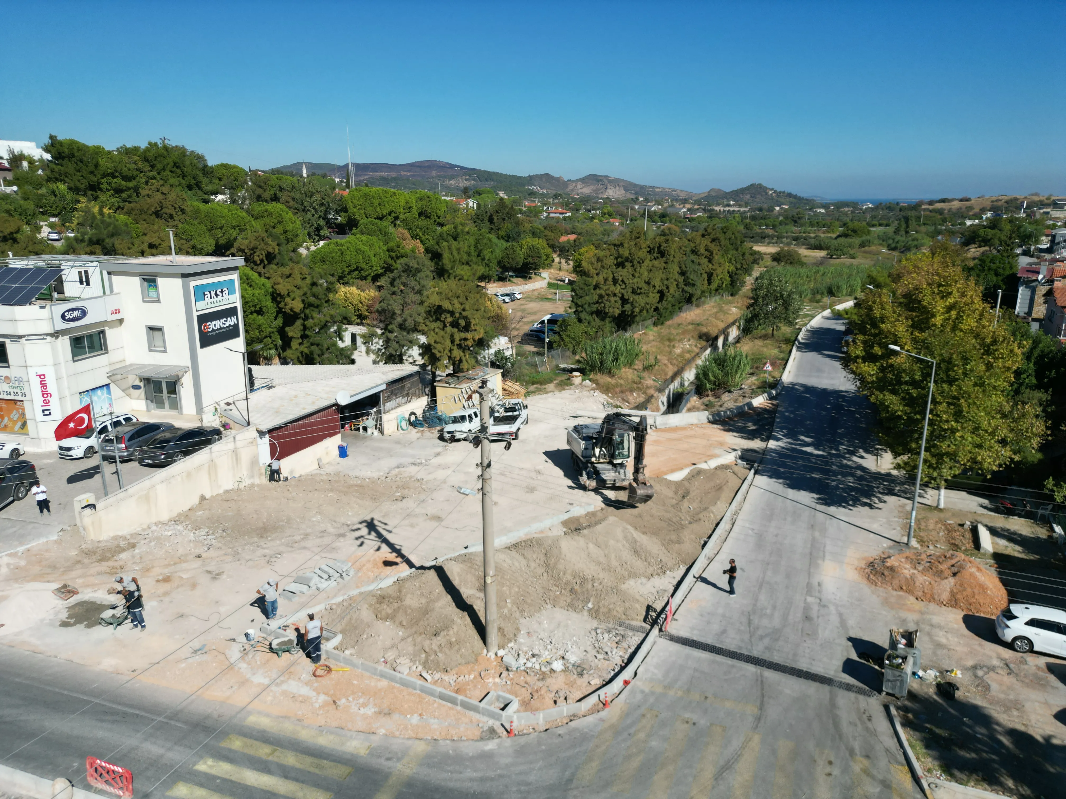 Urla Belediyesi, Bülent Baratalı Bulvarı ve 75. Yıl Cumhuriyet Caddesi'ndeki trafik sıkışıklığını hafifletmek için Erdoğan Ker Caddesi üzerinde kavşak ve yol düzenleme çalışmaları başlattı.