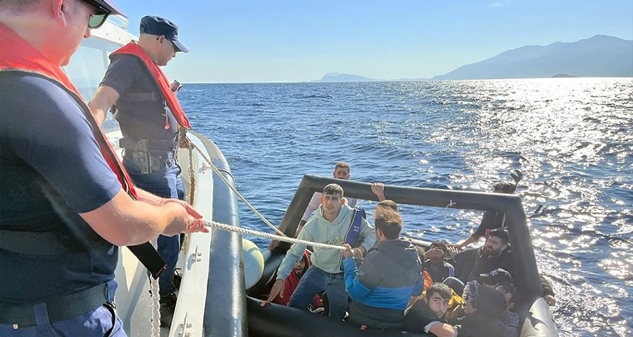 Yunanistan’ın geri ittiği 13 düzensiz göçmen kurtarıldı