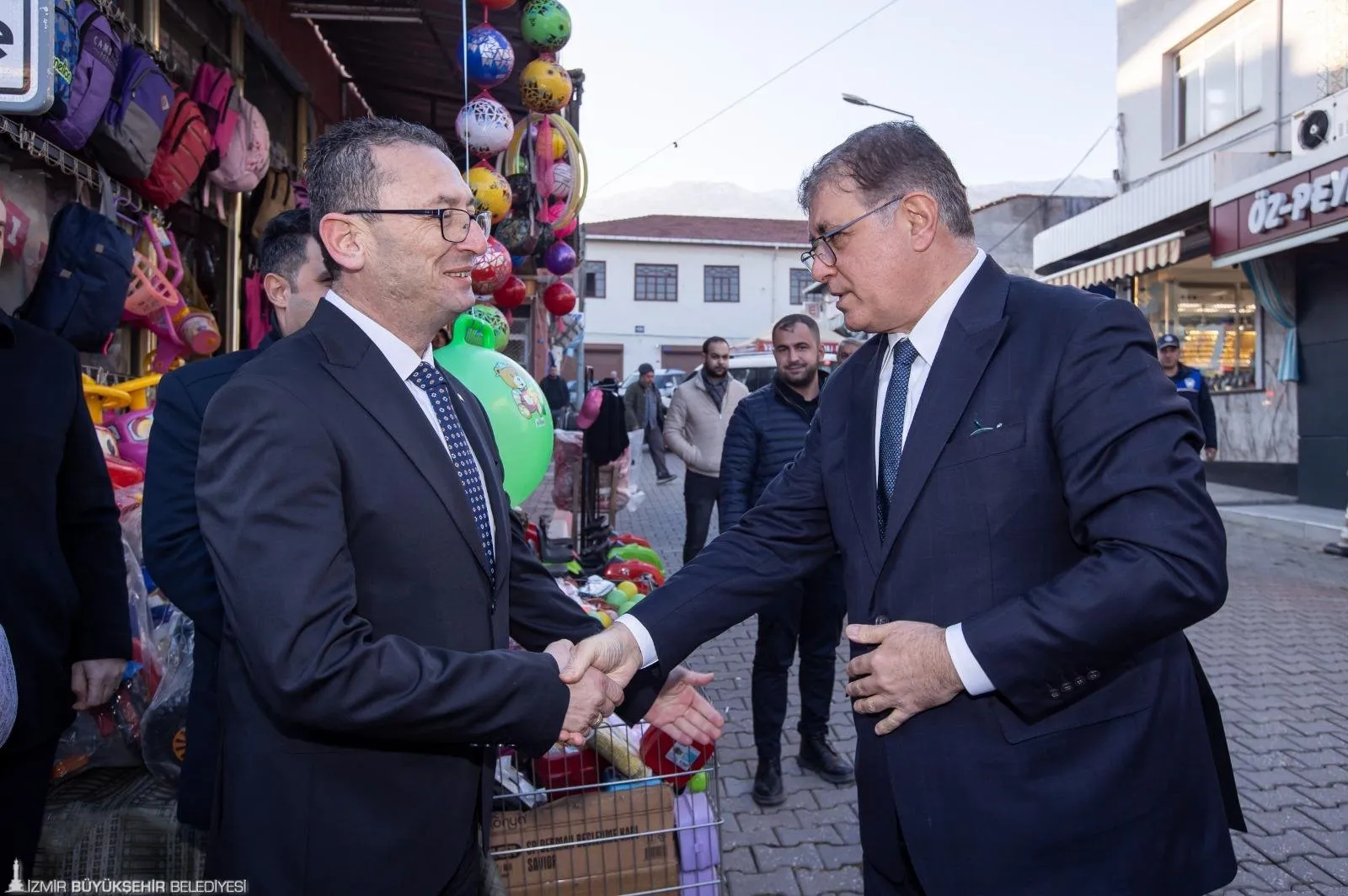 İZBB Başkanı Cemil Tugay, yeni yılın ilk ziyaretini Beydağ'a gerçekleştirdi. Muhtarlar ve vatandaşlarla bir araya gelen Tugay, 2025'te bölgeye yönelik hizmet atağının başlayacağının müjdesini verdi.