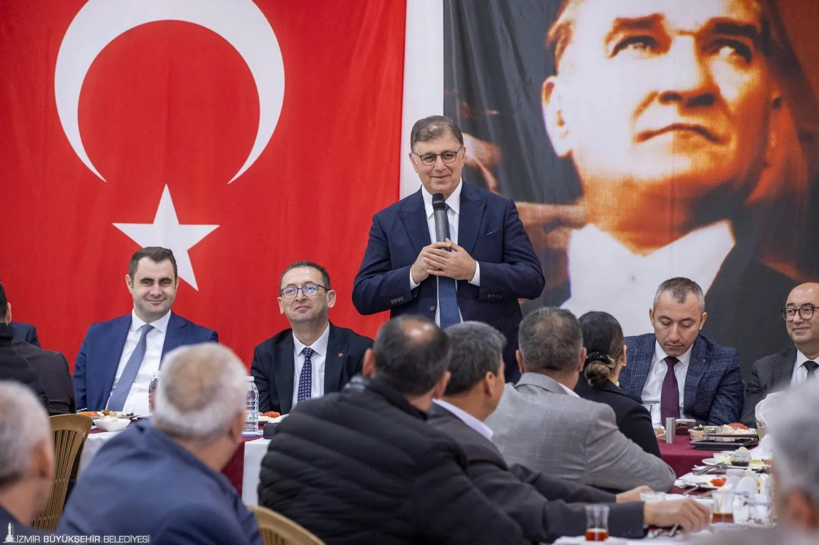 İZBB Başkanı Cemil Tugay, yeni yılın ilk ziyaretini Beydağ'a gerçekleştirdi. Muhtarlar ve vatandaşlarla bir araya gelen Tugay, 2025'te bölgeye yönelik hizmet atağının başlayacağının müjdesini verdi.