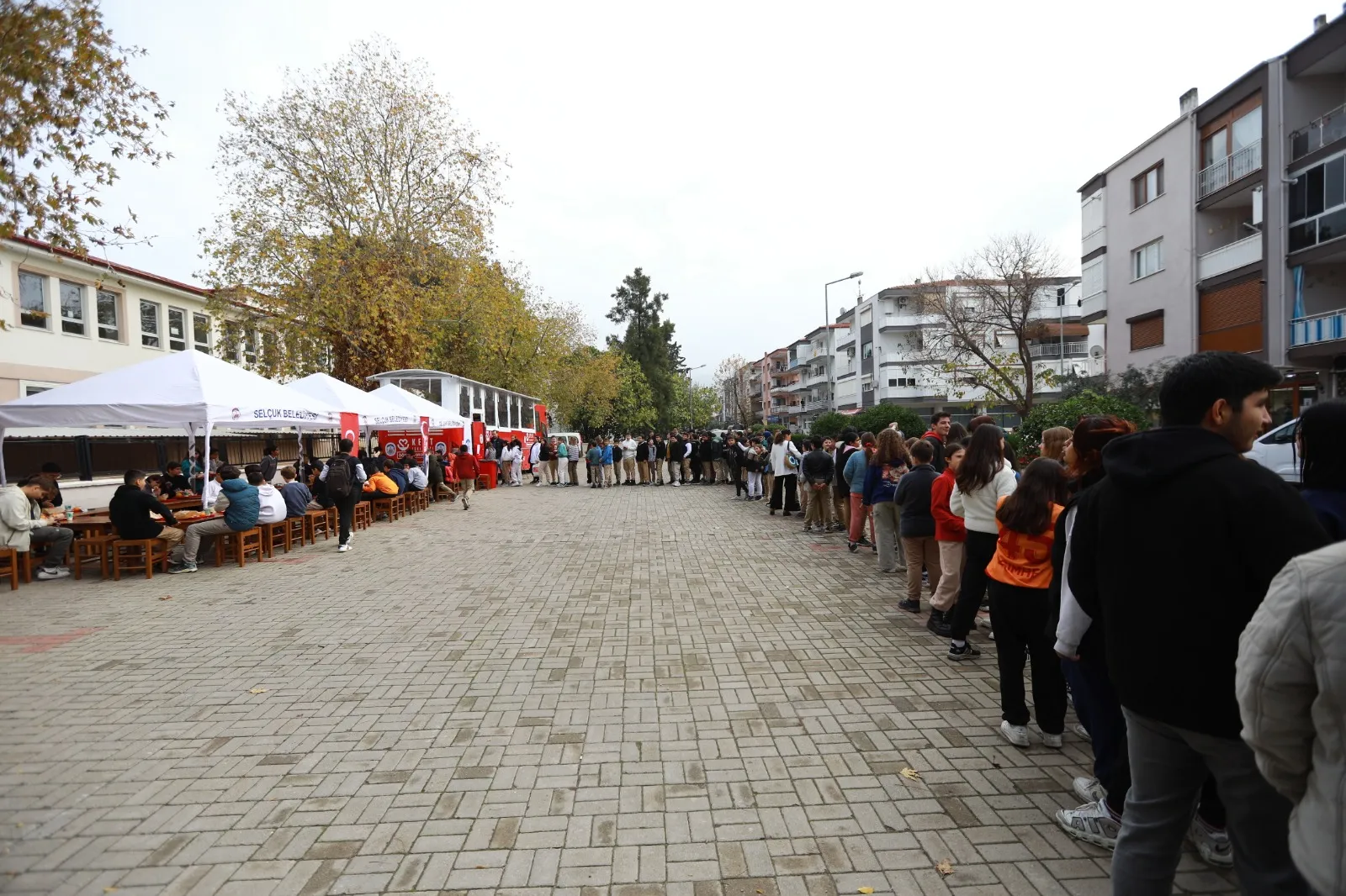 Efes Selçuk Belediyesi, öğrencilerin sağlıklı beslenmesine destek için ikinci Kent Lokantası Öğrenci Otobüsü'nü hizmete sunuyor. 