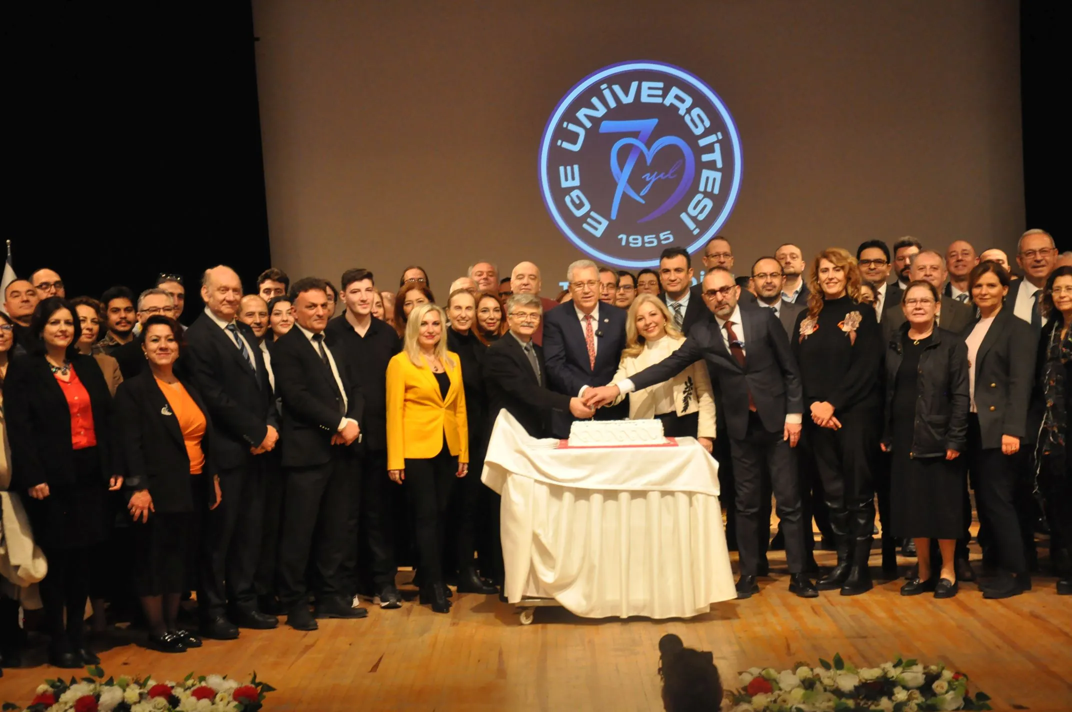 Ege Üniversitesi 70. kuruluş yıl dönümüne özel yeni logosunu tanıttı. Kalp sembolüyle sağlık alanındaki gücünü vurgulayan logo, 2025 boyunca kullanılacak.