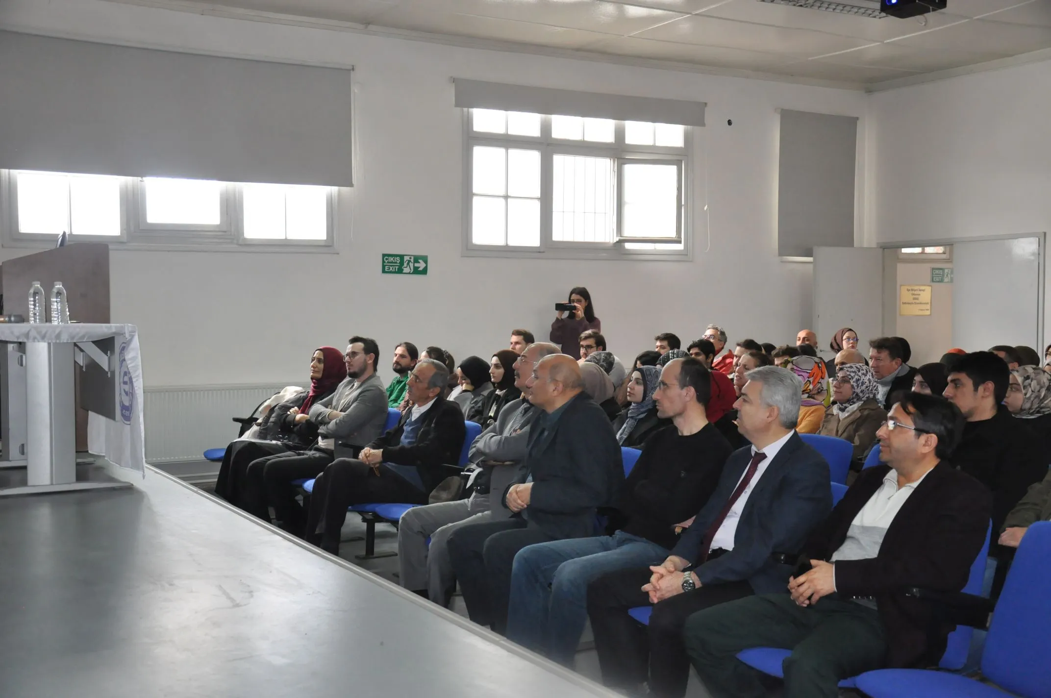 Ege Üniversitesi'nde düzenlenen "Yaşayan Sünnet" panelinde Prof. Dr. Mehmet Hayri Kırbaşoğlu, sünnetin kaynağının Kur'an olduğunu vurguladı. 