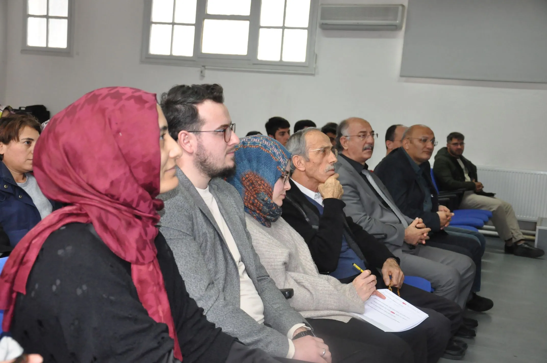 Ege Üniversitesi'nde düzenlenen "Yaşayan Sünnet" panelinde Prof. Dr. Mehmet Hayri Kırbaşoğlu, sünnetin kaynağının Kur'an olduğunu vurguladı. 