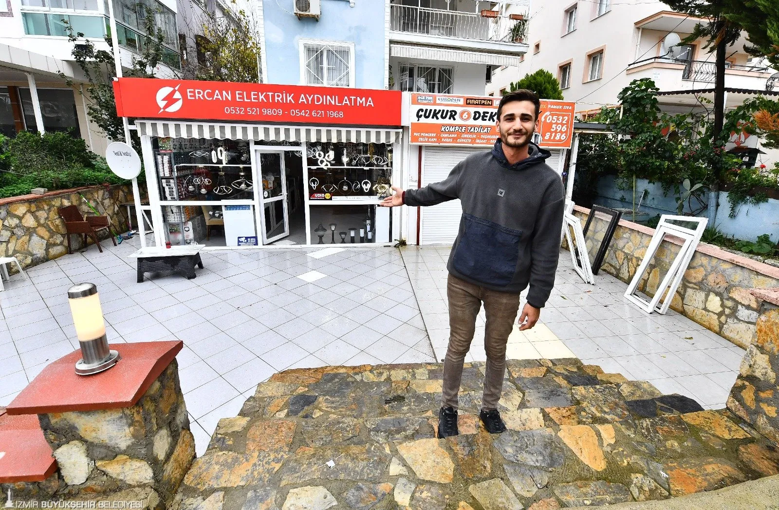 İzmir Büyükşehir Belediyesi, Menderes Özdere'de selden zarar gören 33 aileye toplam 561 bin TL maddi yardımda bulundu. Evleri ve eşyaları hasar gören vatandaşlara 17 bin TL'lik destek ödemesi yapıldı.