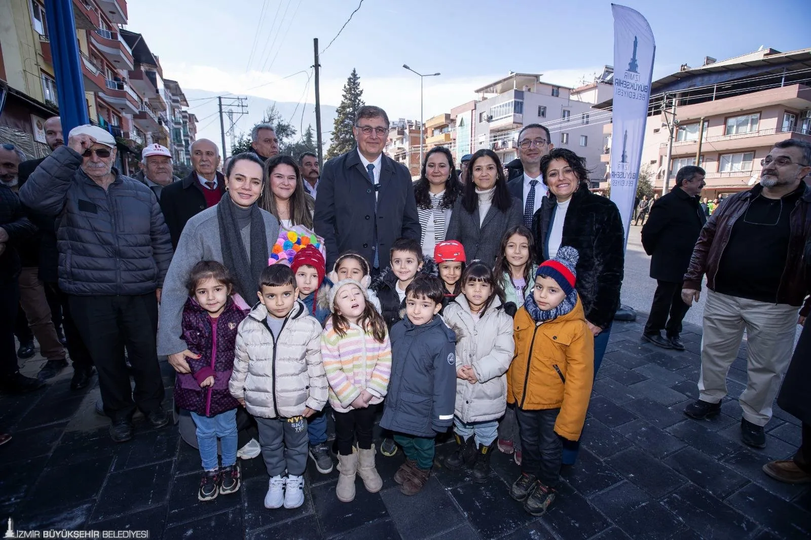 İzmir Büyükşehir Belediyesi'nin İZTAŞIT projesi Beydağ'da hizmete girdi. Başkan Tugay, projenin hem esnafa hem de vatandaşa fayda sağladığını belirtti. Beydağ, İzmir'in toplu ulaşım ağına entegre oldu