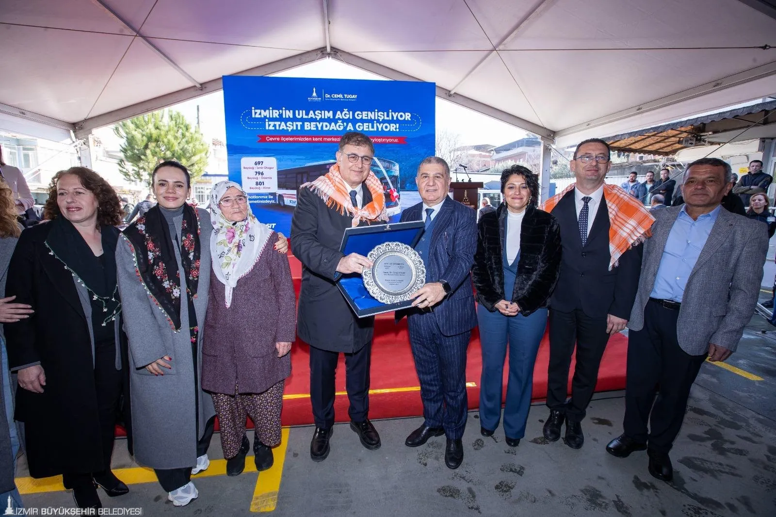 İzmir Büyükşehir Belediyesi'nin İZTAŞIT projesi Beydağ'da hizmete girdi. Başkan Tugay, projenin hem esnafa hem de vatandaşa fayda sağladığını belirtti. Beydağ, İzmir'in toplu ulaşım ağına entegre oldu