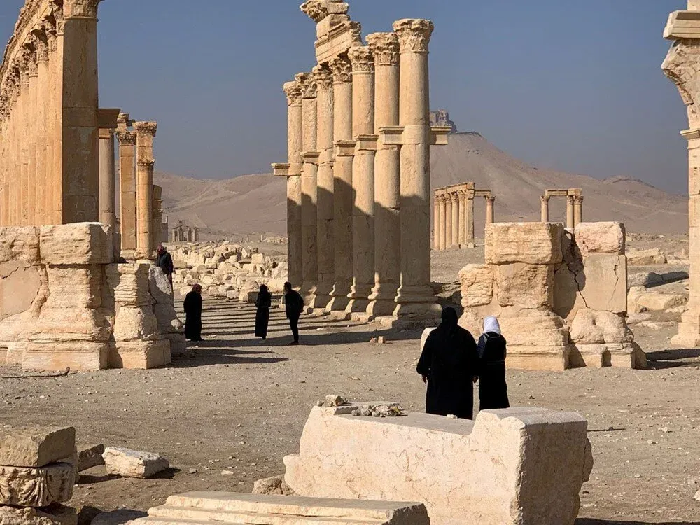 Palmira Antik Kenti, DAEŞ saldırılarının ardından yeniden canlanma umudu taşıyor. Tarihi ve kültürel önemiyle bilinen kent, turistlerin geri dönüşünü bekliyor.